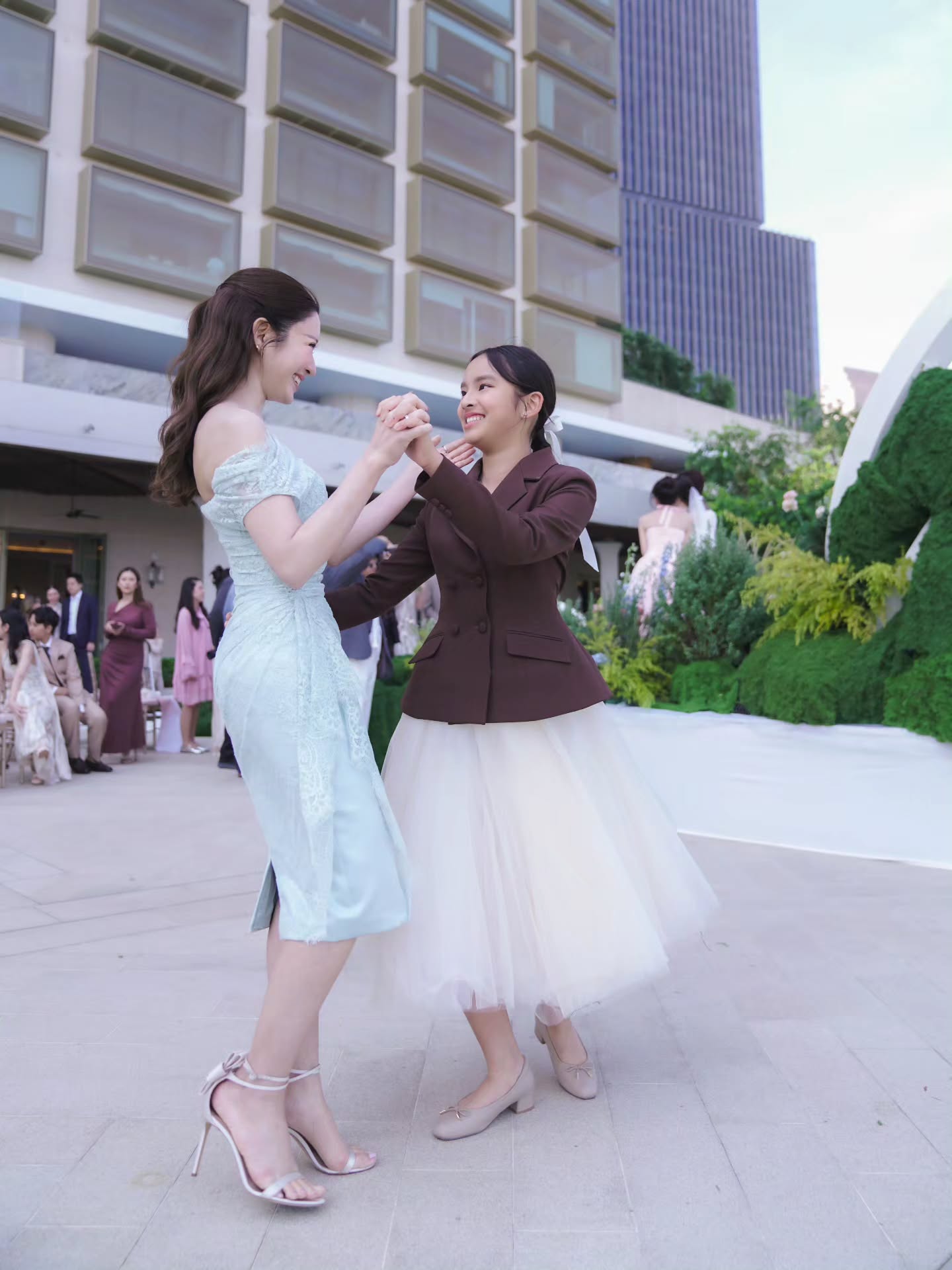 แอฟ - ทักษอร ภักดิ์สุขเจริญ