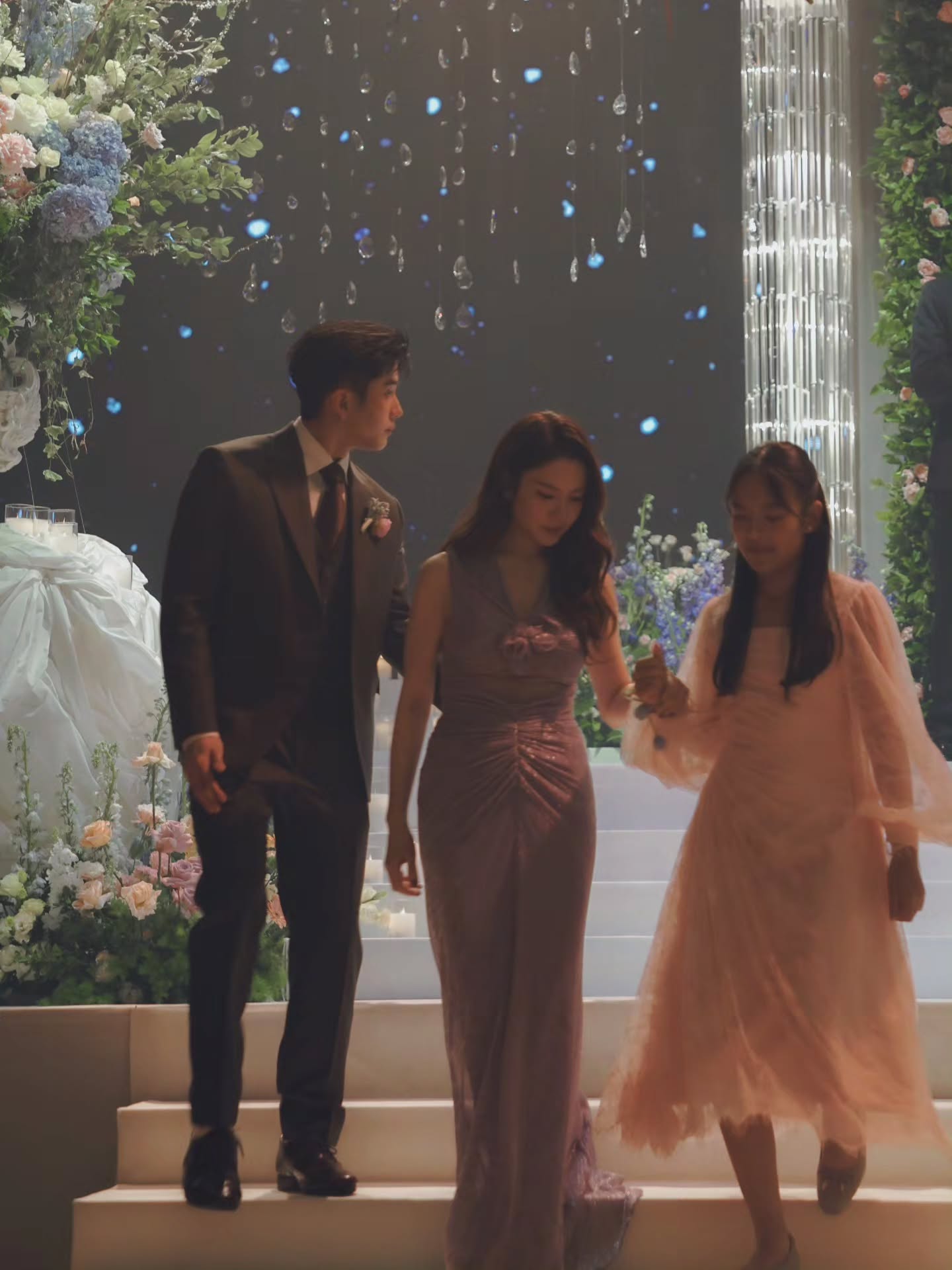 แอฟ - ทักษอร ภักดิ์สุขเจริญ