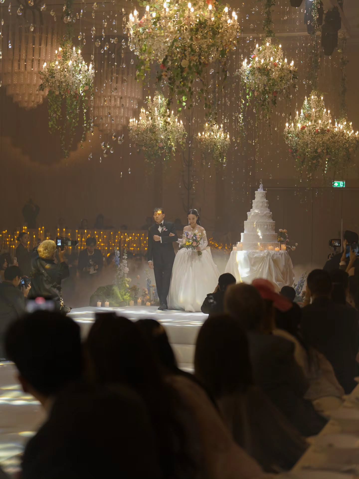 แอฟ - ทักษอร ภักดิ์สุขเจริญ