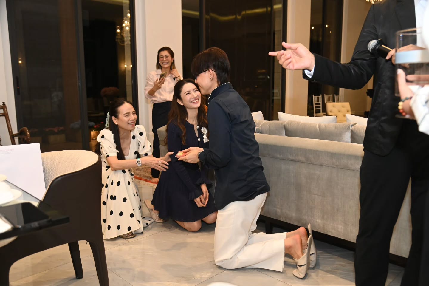 แอฟ - ทักษอร ภักดิ์สุขเจริญ