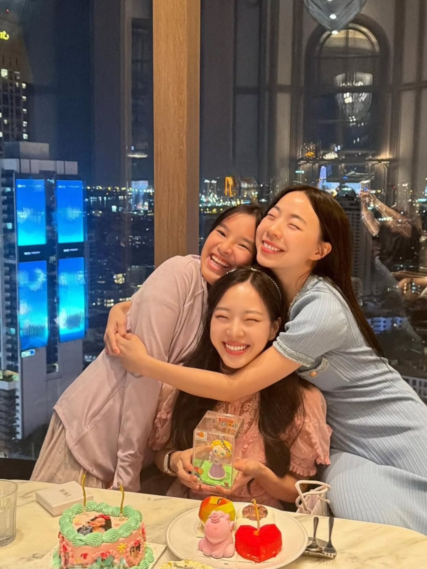 แอฟ - ทักษอร ภักดิ์สุขเจริญ