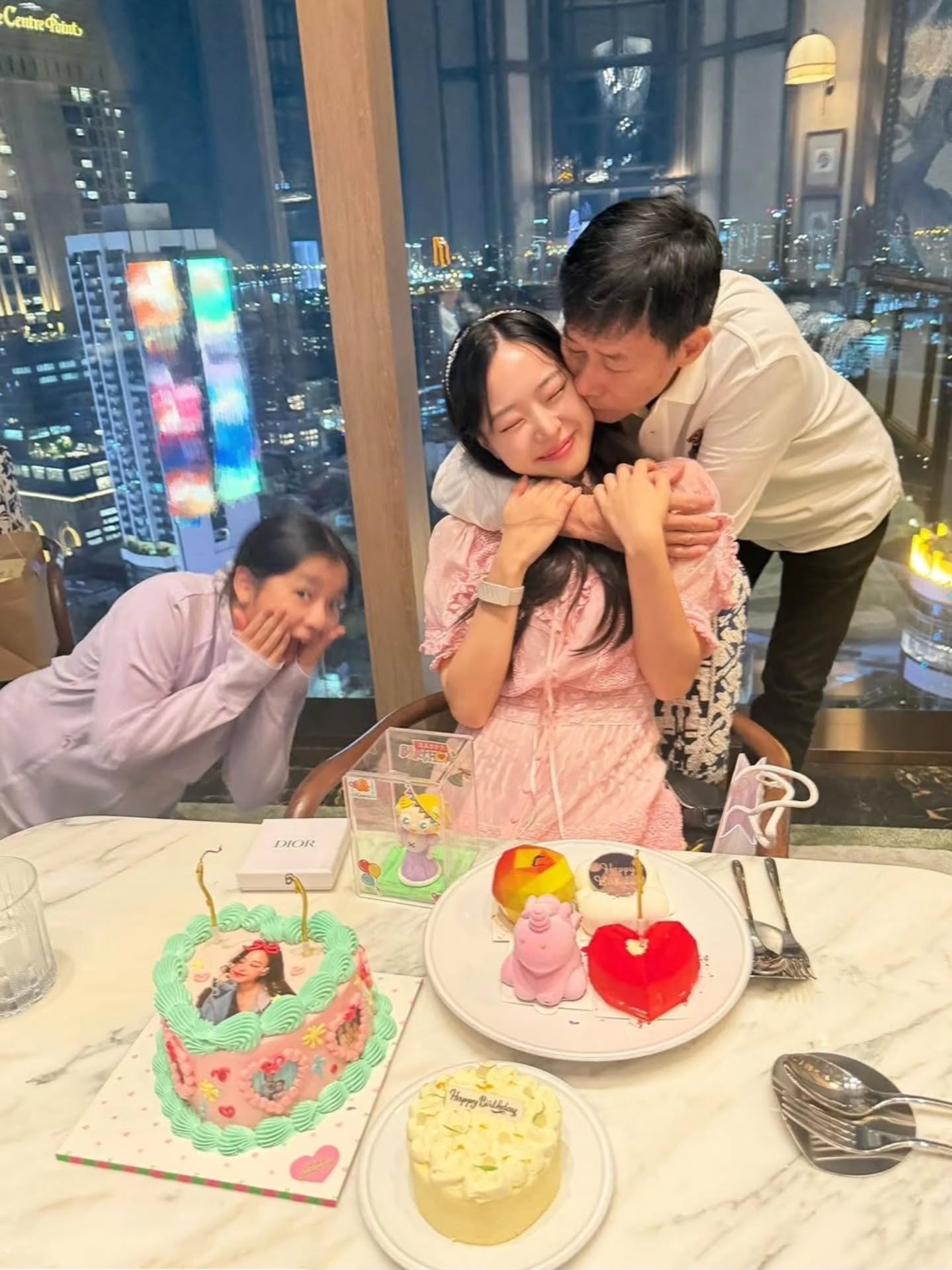 แอฟ - ทักษอร ภักดิ์สุขเจริญ