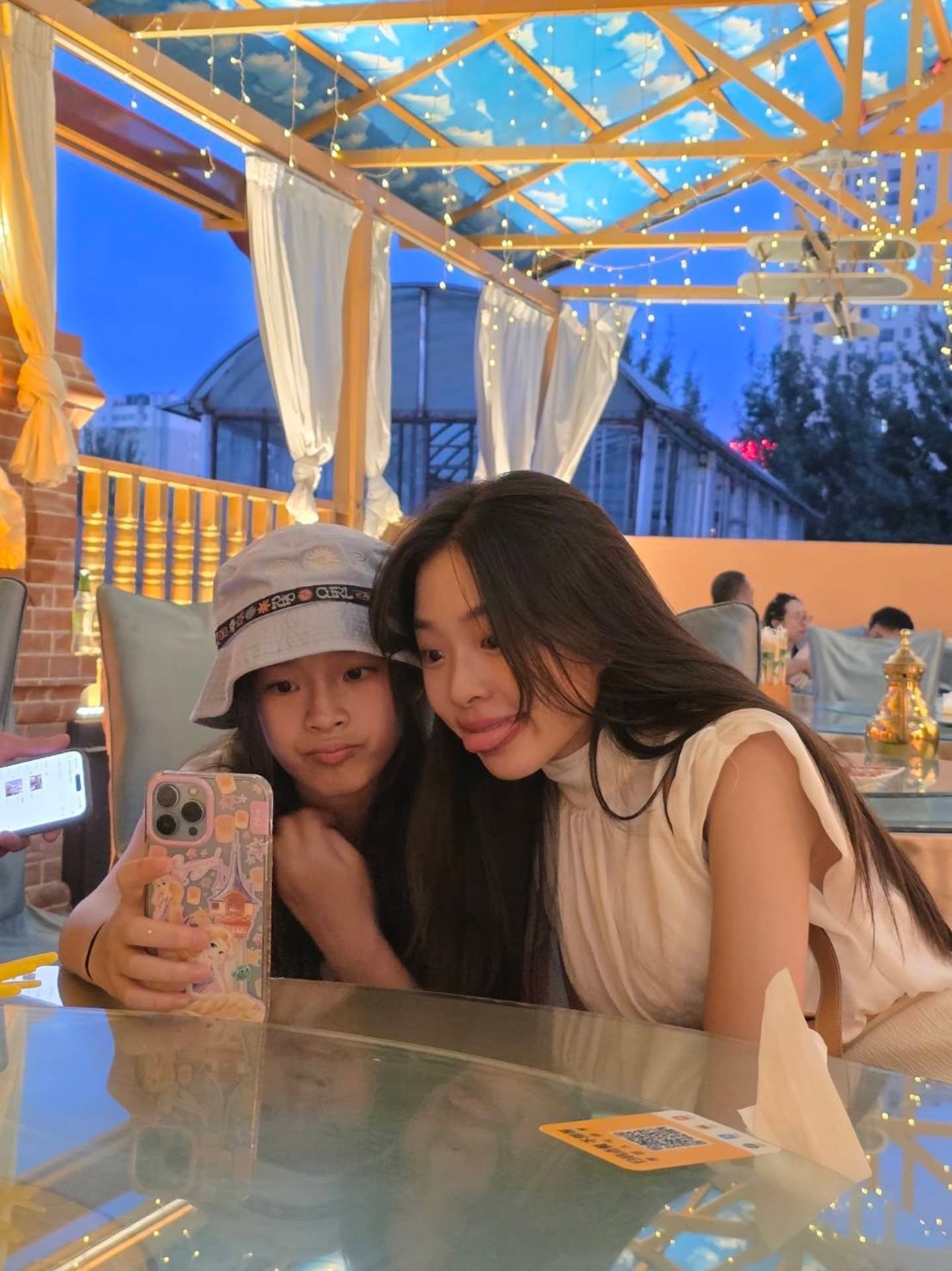 แอฟ - ทักษอร ภักดิ์สุขเจริญ