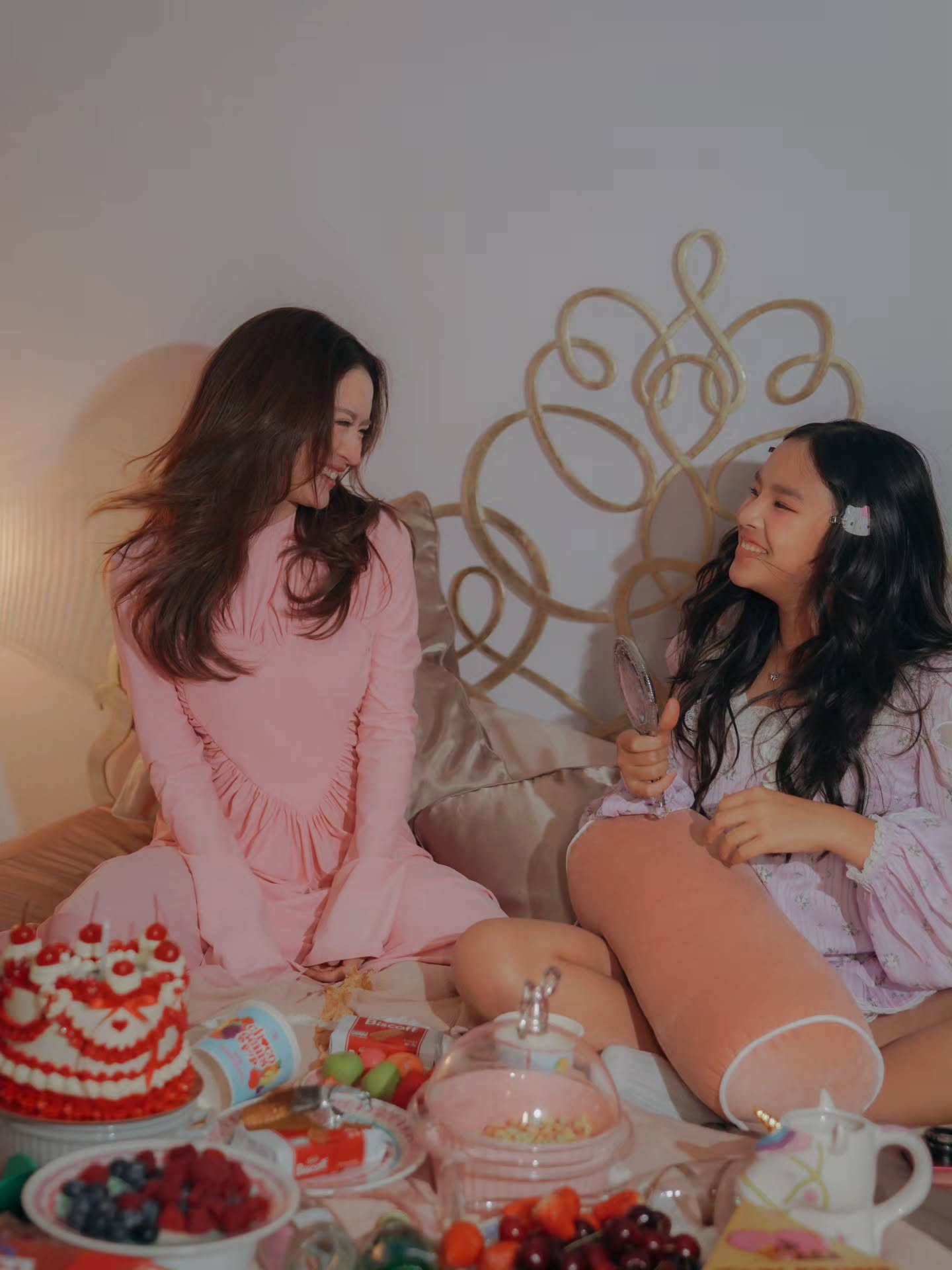 แอฟ - ทักษอร ภักดิ์สุขเจริญ