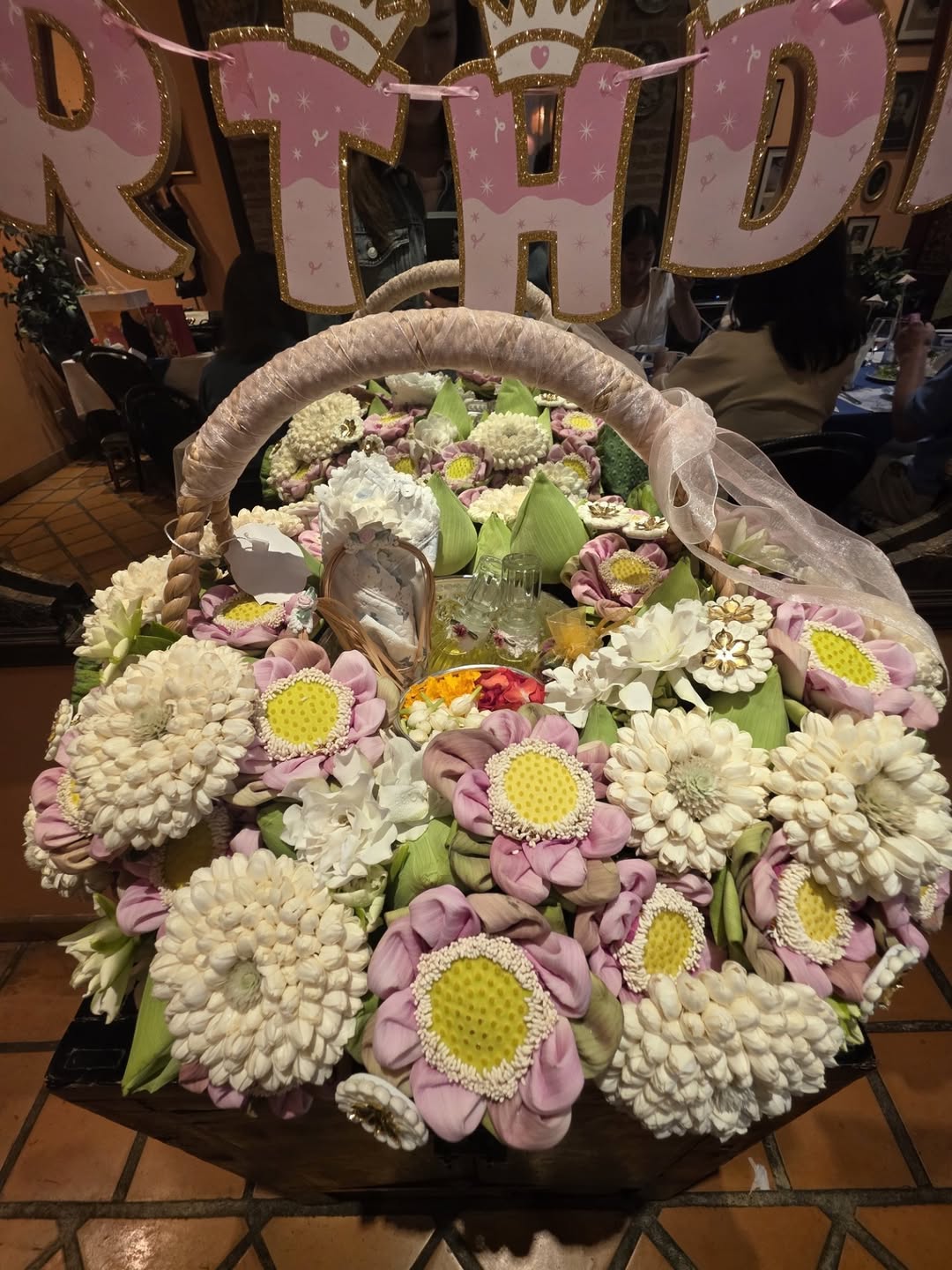 แอฟ - ทักษอร ภักดิ์สุขเจริญ