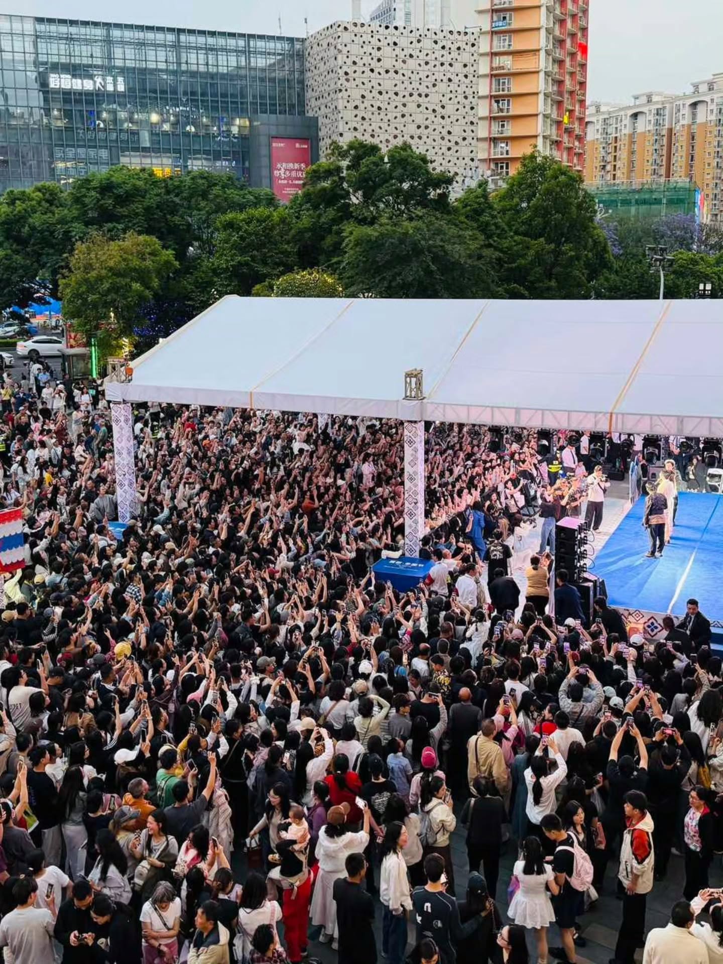 แอฟ - ทักษอร ภักดิ์สุขเจริญ