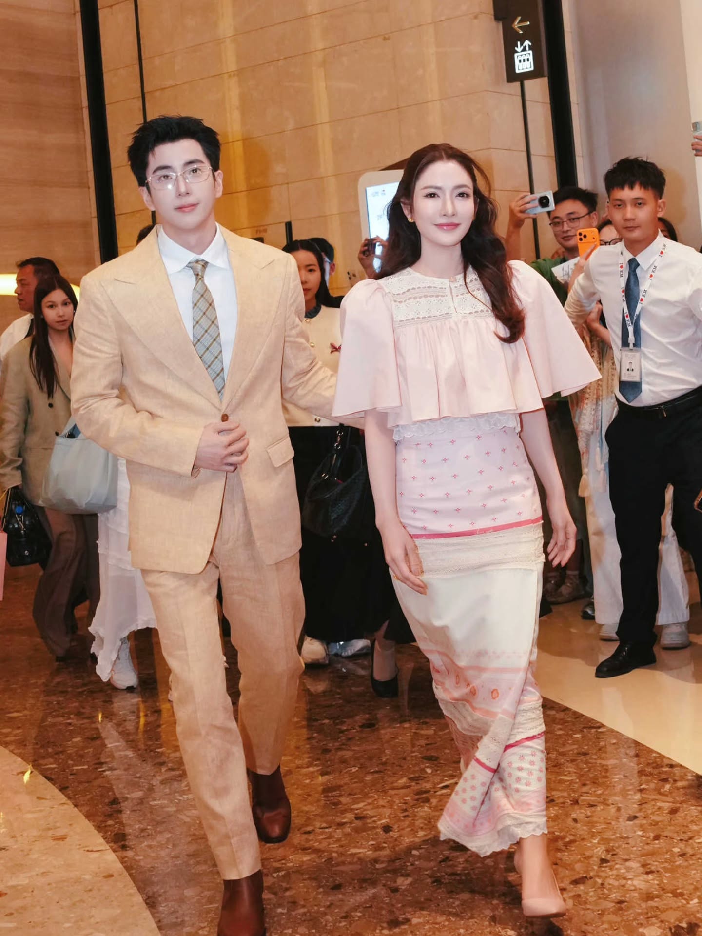 แอฟ - ทักษอร ภักดิ์สุขเจริญ
