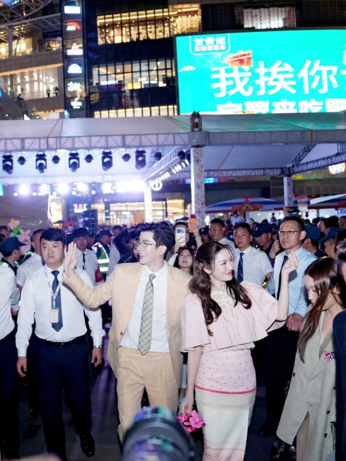 แอฟ - ทักษอร ภักดิ์สุขเจริญ