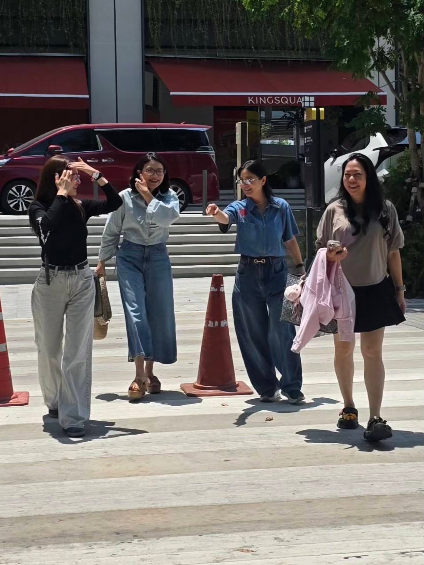 แอฟ - ทักษอร ภักดิ์สุขเจริญ