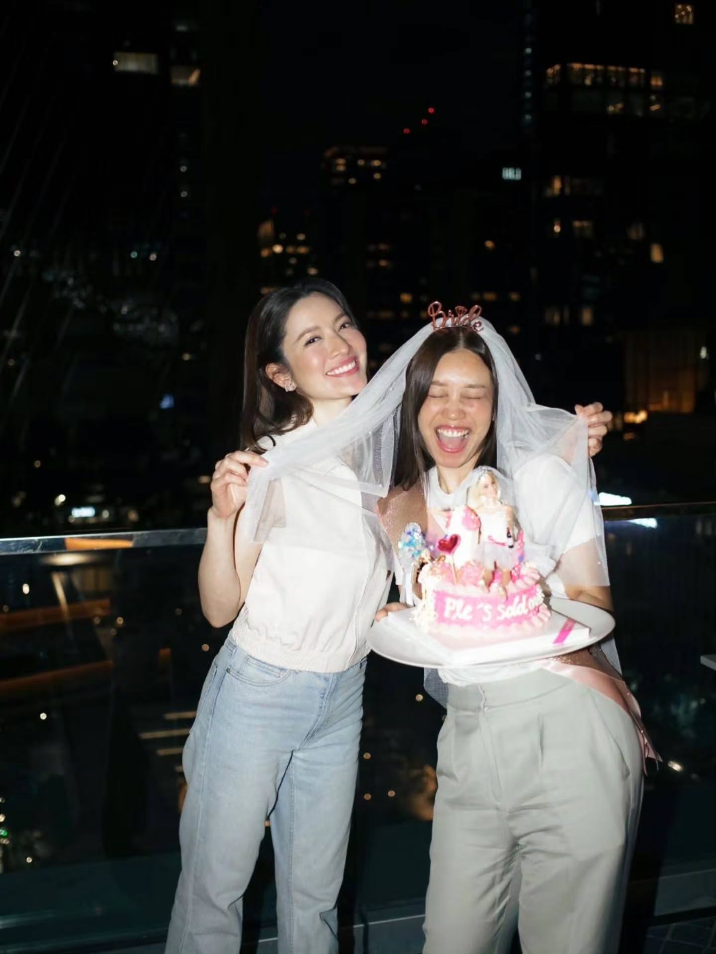 แอฟ - ทักษอร ภักดิ์สุขเจริญ