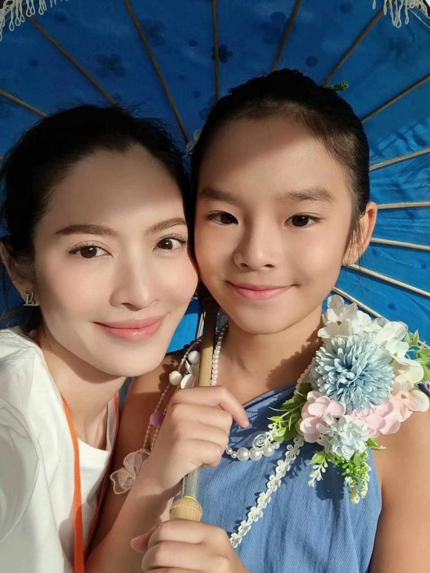 แอฟ - ทักษอร ภักดิ์สุขเจริญ
