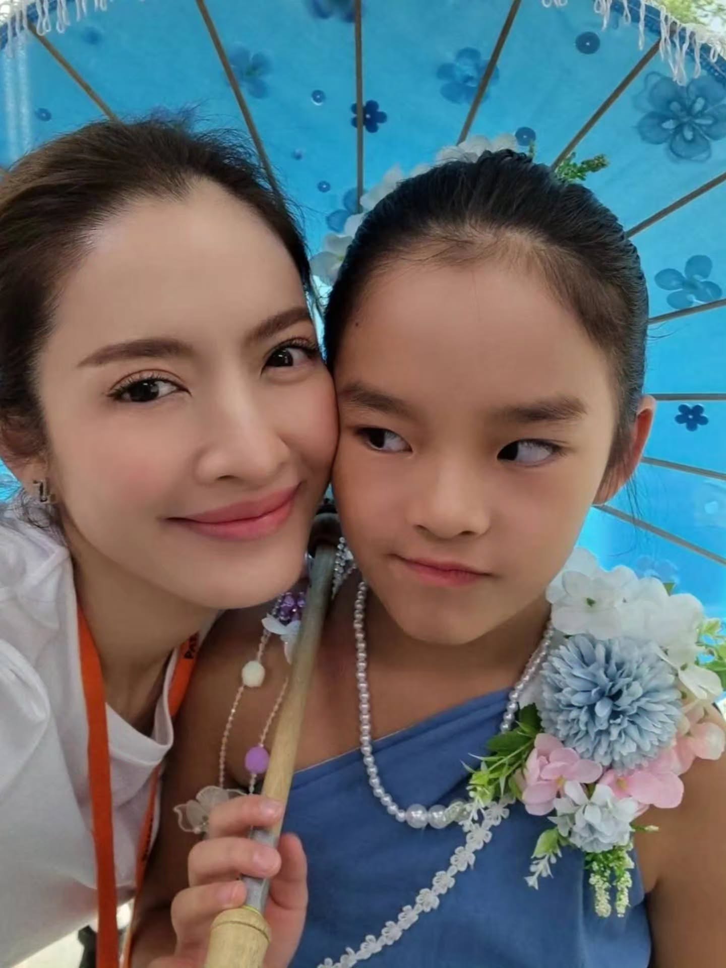 แอฟ - ทักษอร ภักดิ์สุขเจริญ