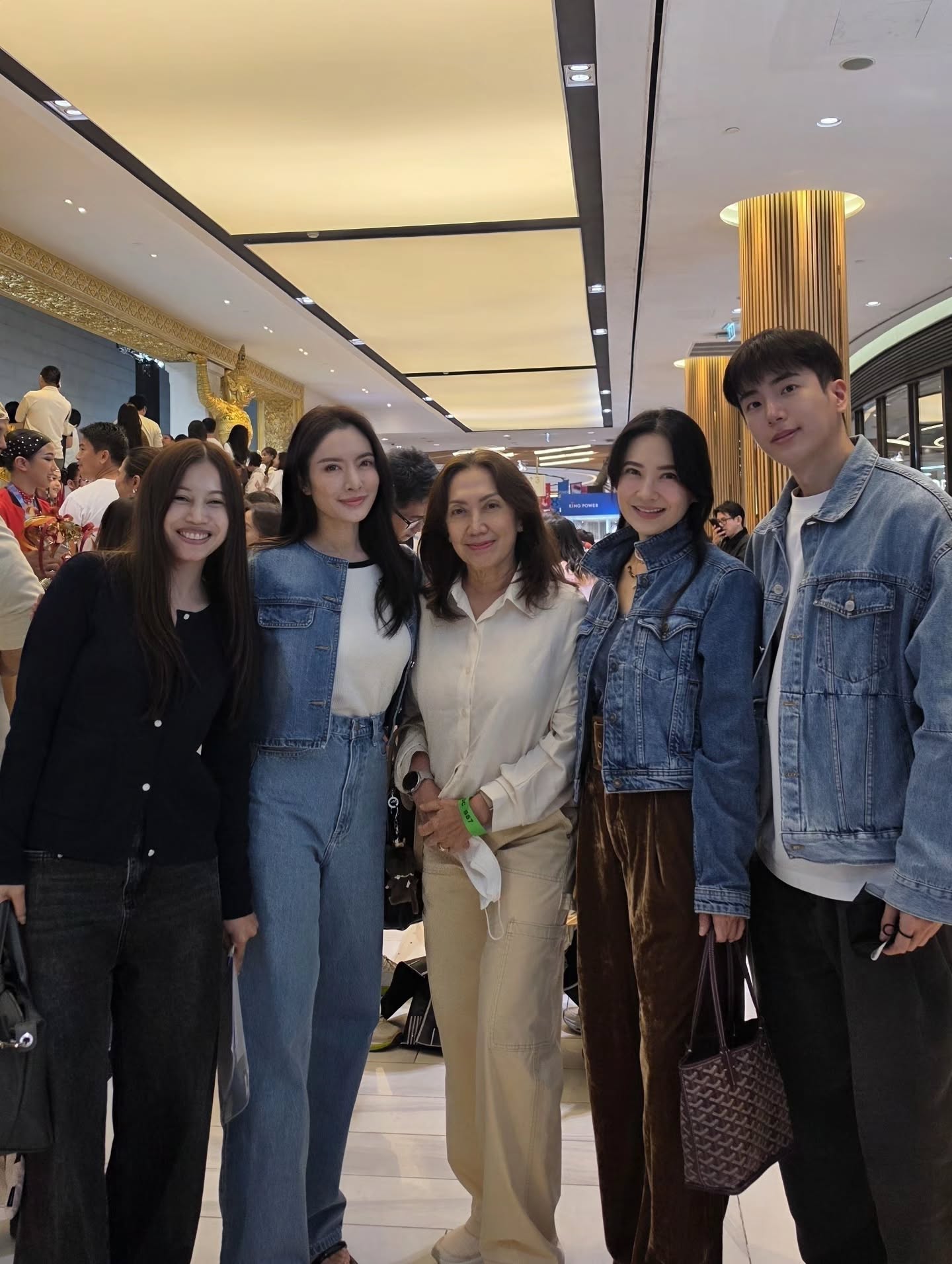 แอฟ - ทักษอร ภักดิ์สุขเจริญ