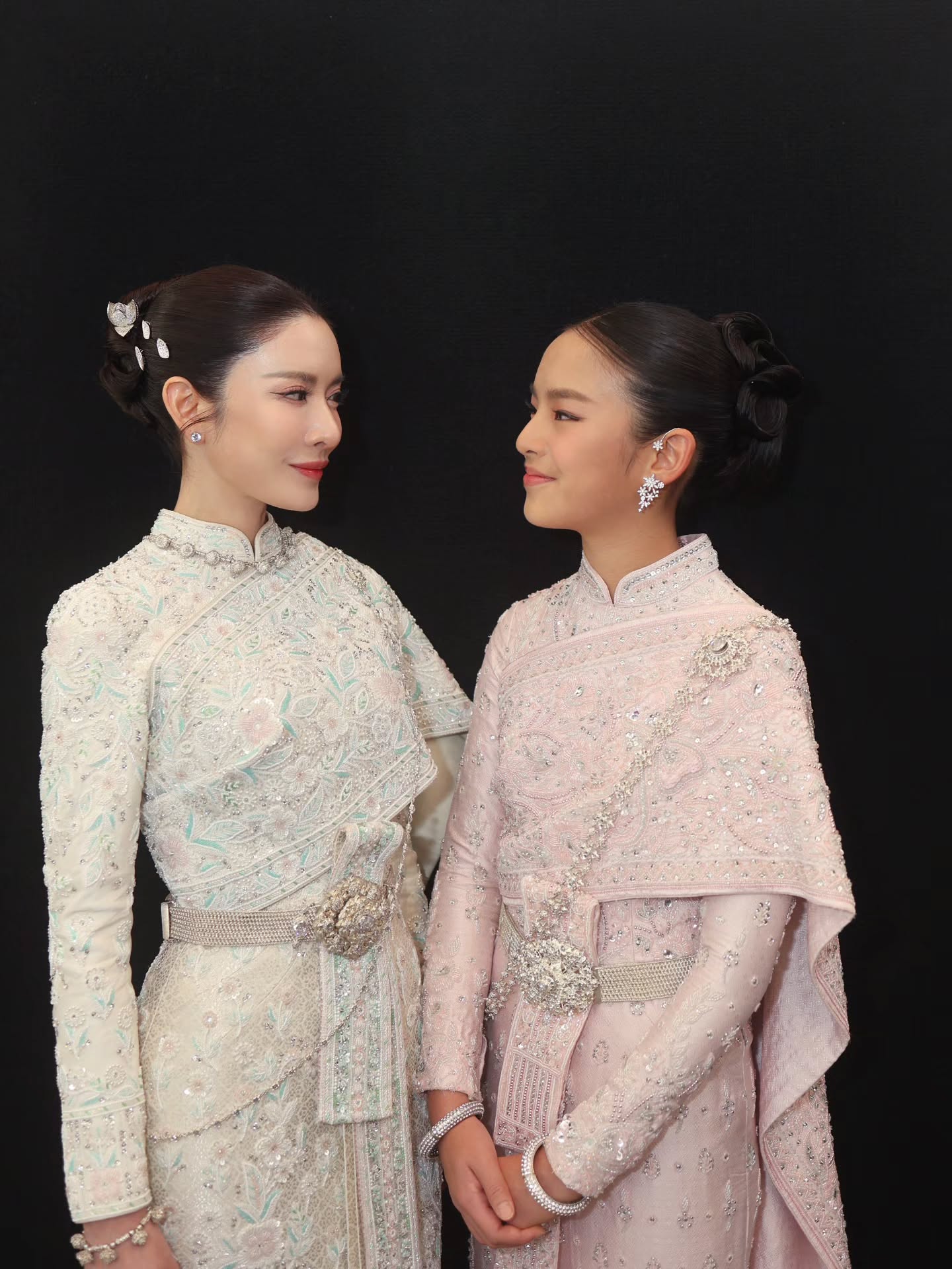 แอฟ - ทักษอร ภักดิ์สุขเจริญ