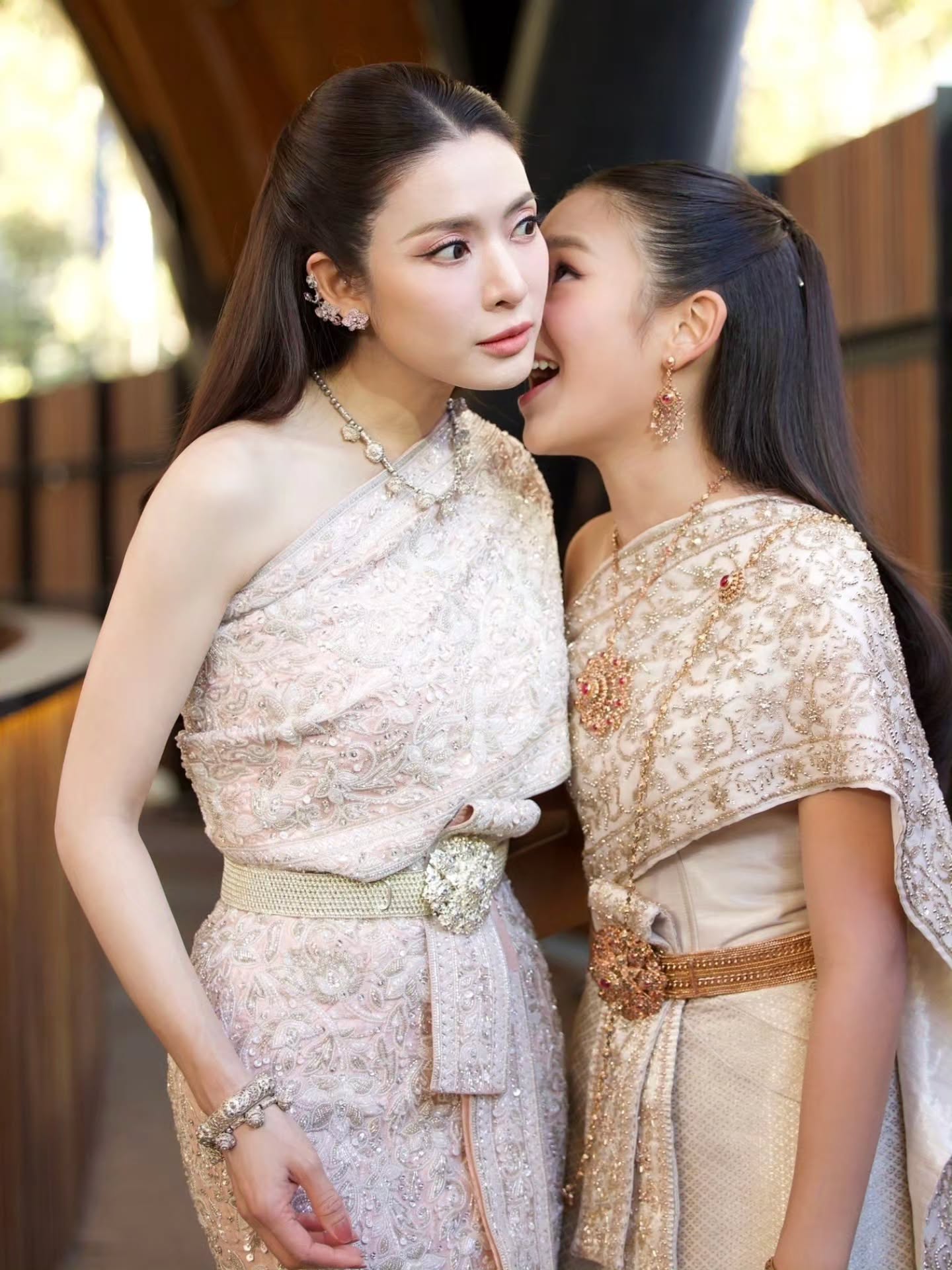 แอฟ - ทักษอร ภักดิ์สุขเจริญ