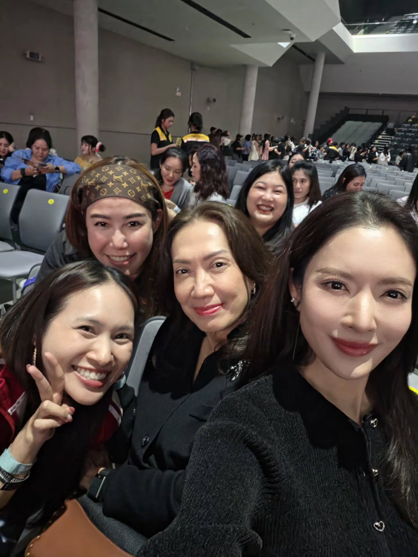 แอฟ - ทักษอร ภักดิ์สุขเจริญ