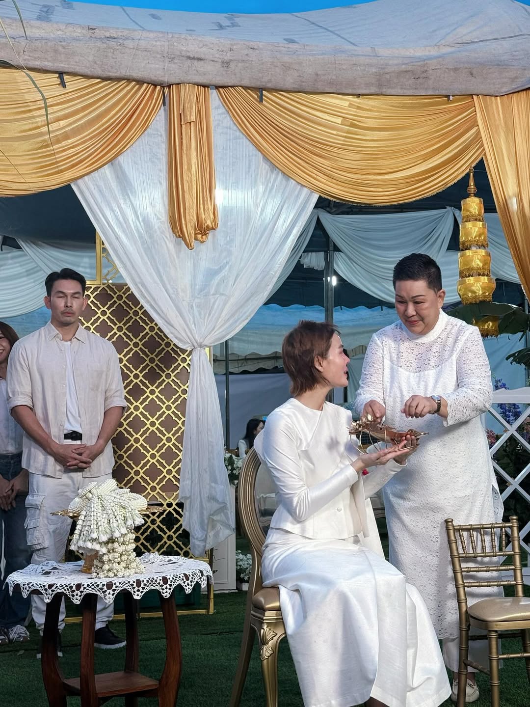 อั้ม - อธิชาติ ชุมนานนท์