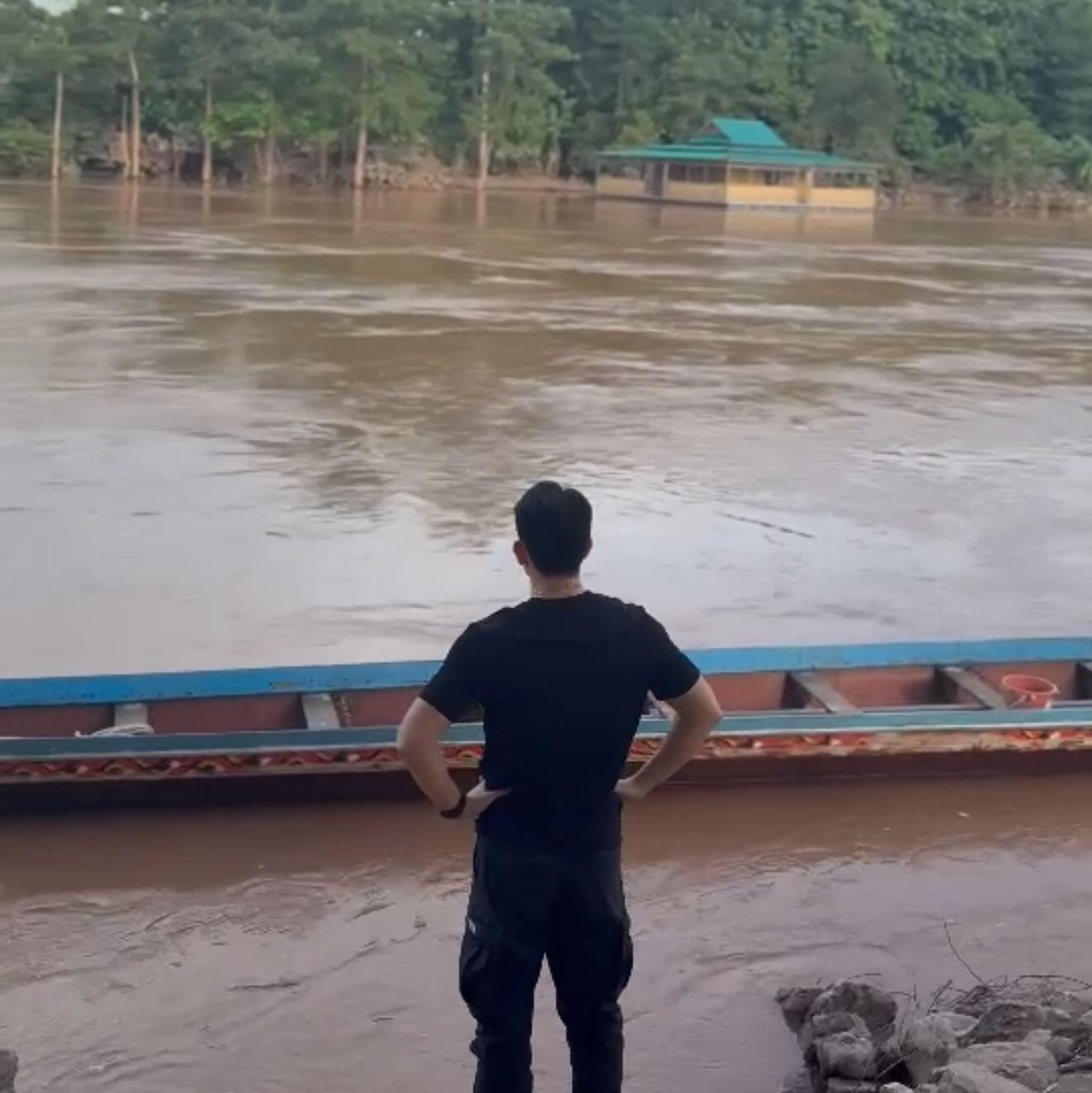 อั้ม - อธิชาติ ชุมนานนท์
