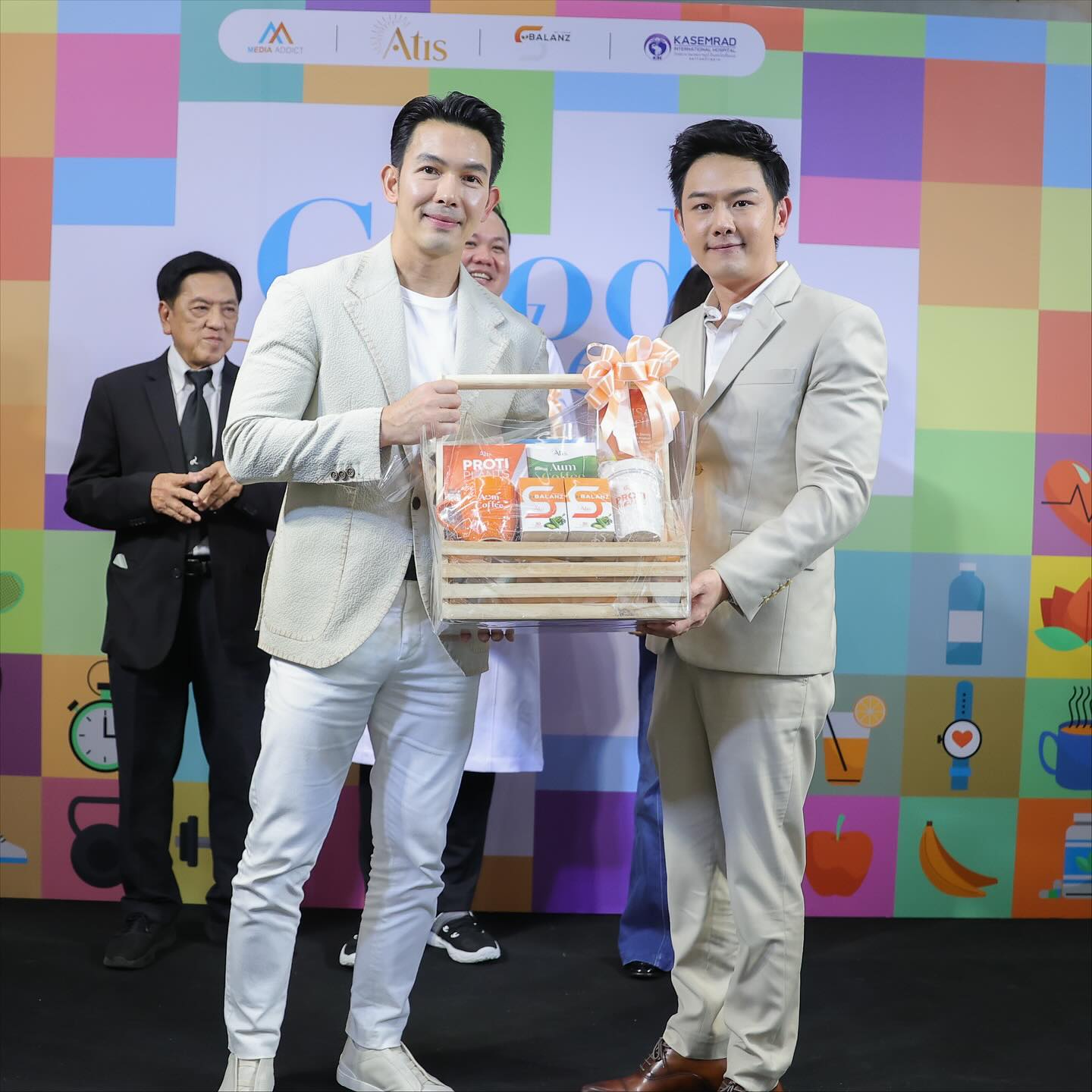 อั้ม - อธิชาติ ชุมนานนท์