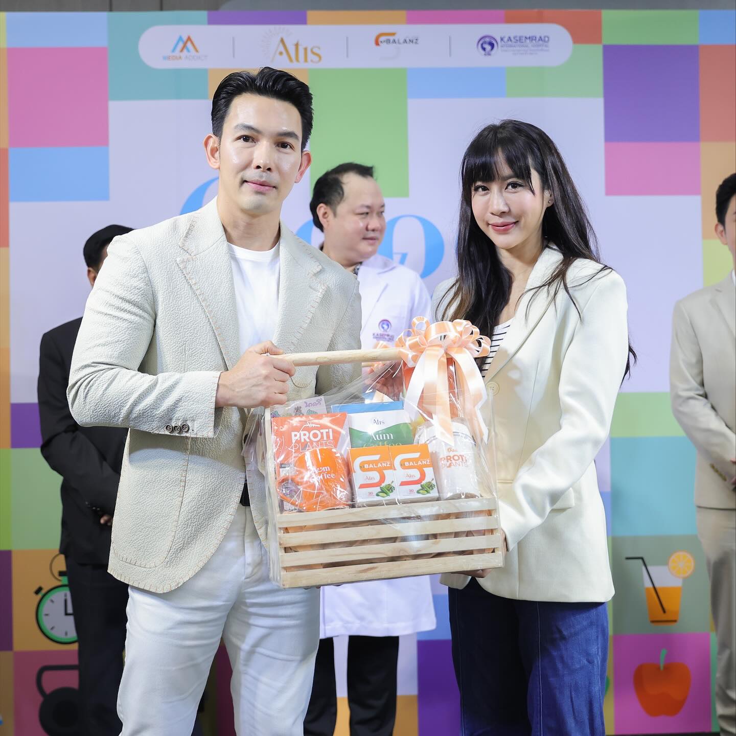 อั้ม - อธิชาติ ชุมนานนท์