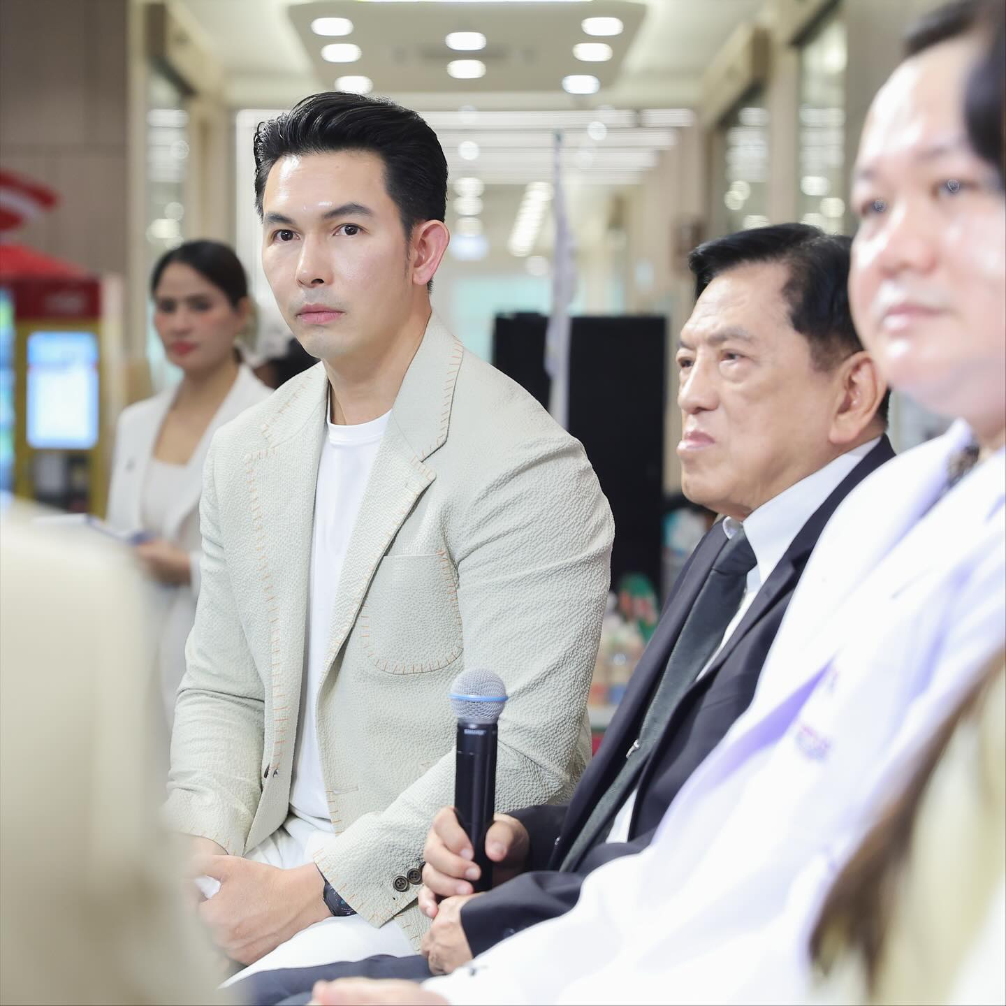 อั้ม - อธิชาติ ชุมนานนท์