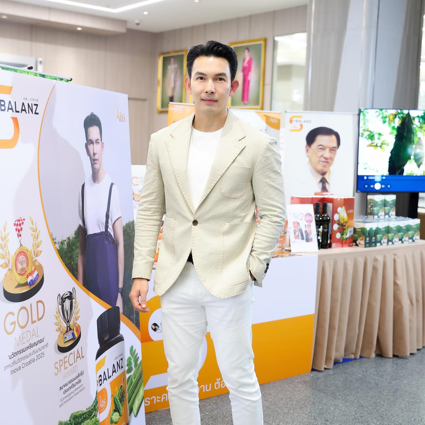 อั้ม - อธิชาติ ชุมนานนท์