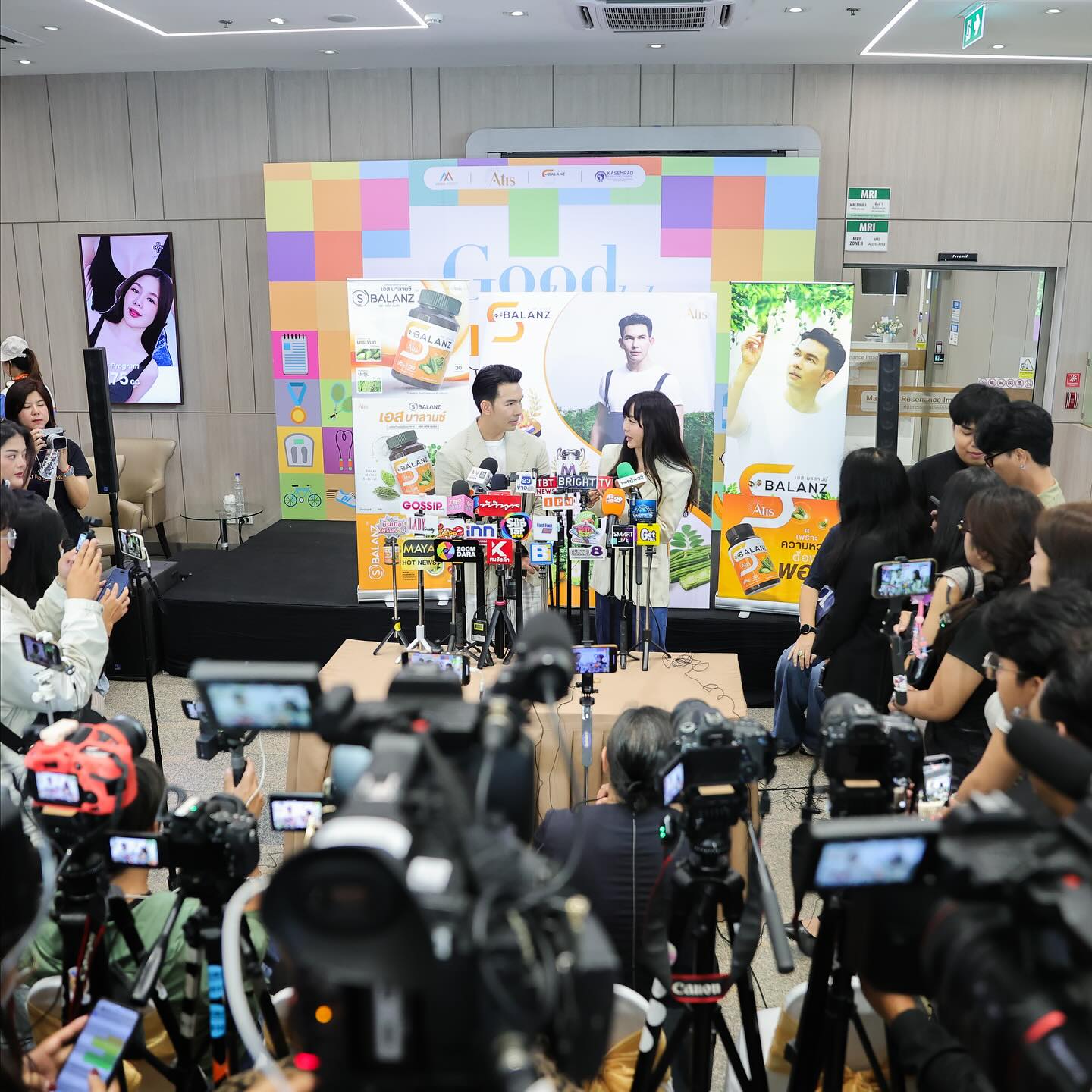 อั้ม - อธิชาติ ชุมนานนท์