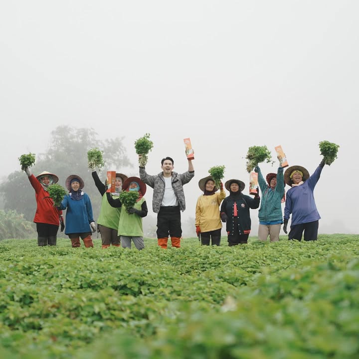 อั้ม - อธิชาติ ชุมนานนท์