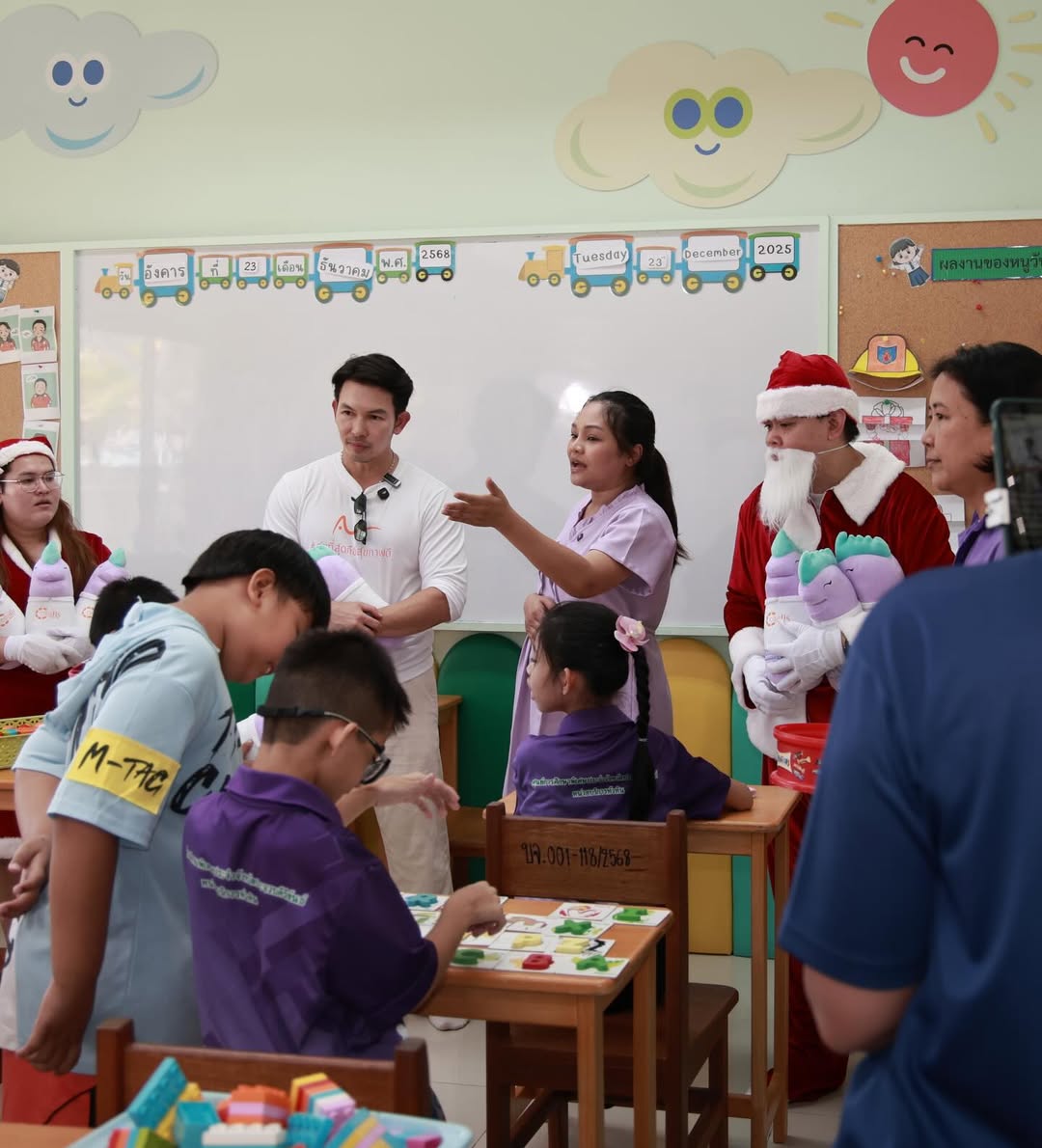 อั้ม - อธิชาติ ชุมนานนท์