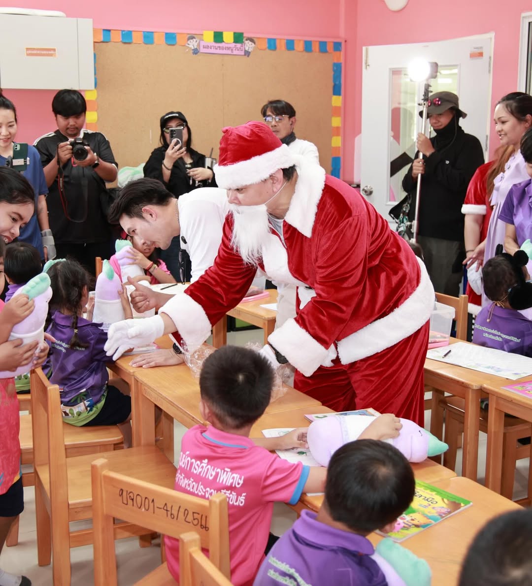 อั้ม - อธิชาติ ชุมนานนท์