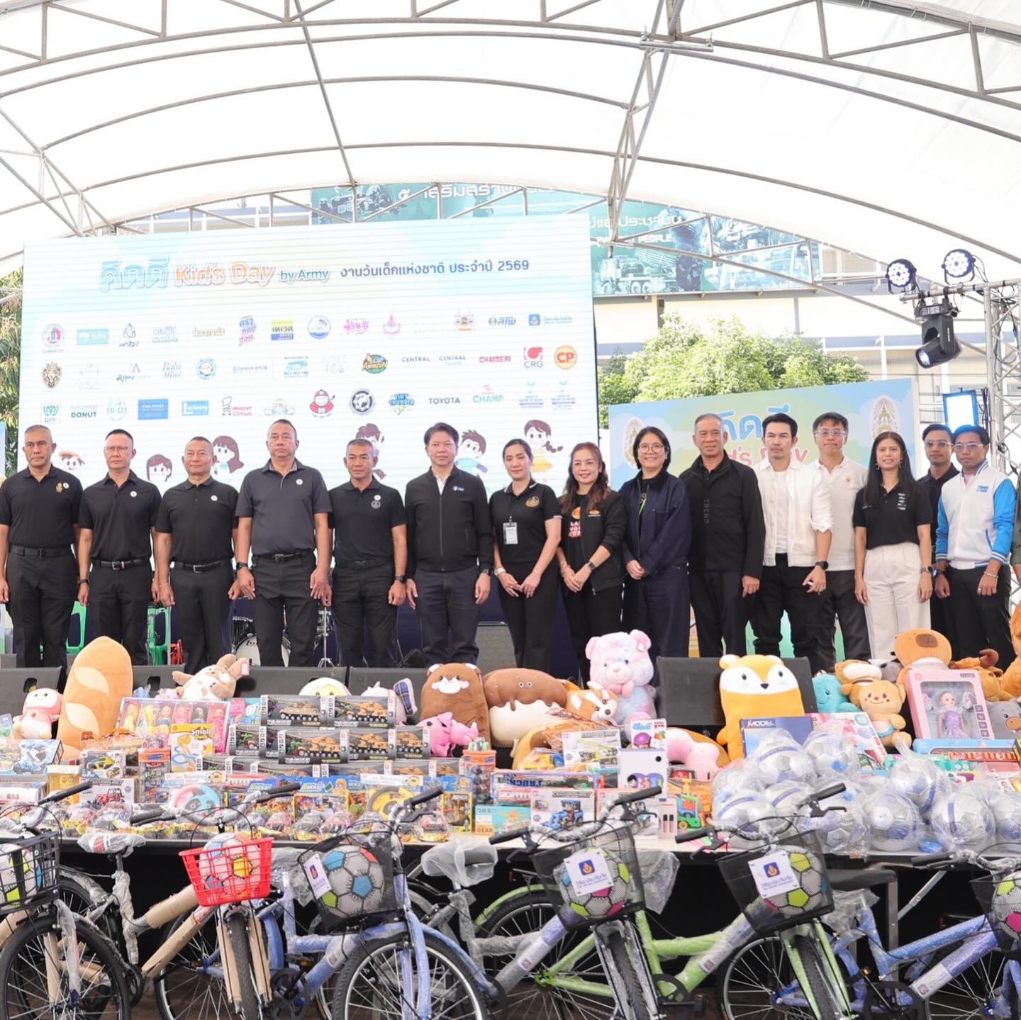 อั้ม - อธิชาติ ชุมนานนท์