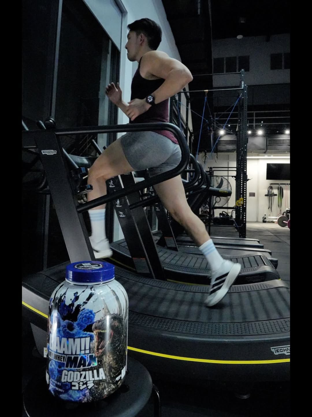 อั้ม - อธิชาติ ชุมนานนท์