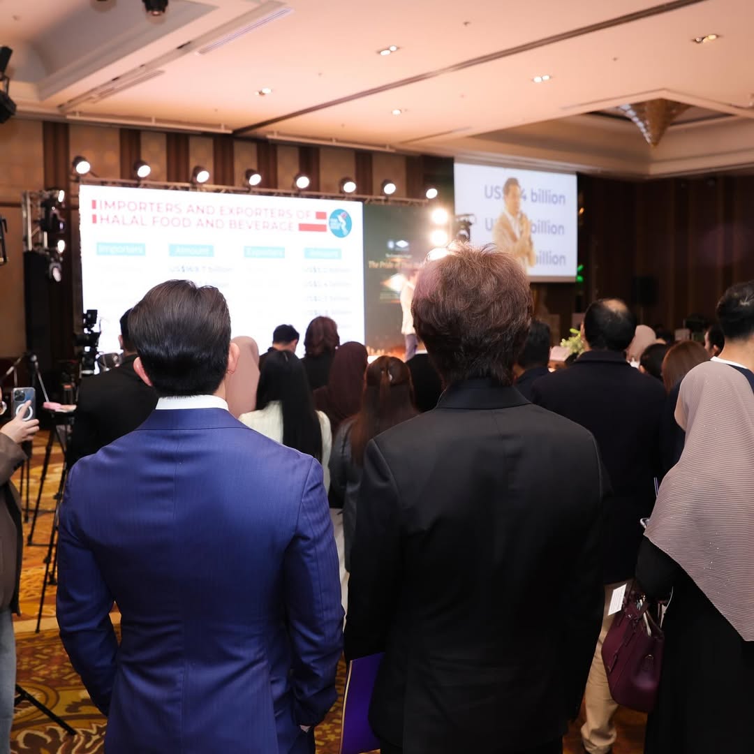 อั้ม - อธิชาติ ชุมนานนท์