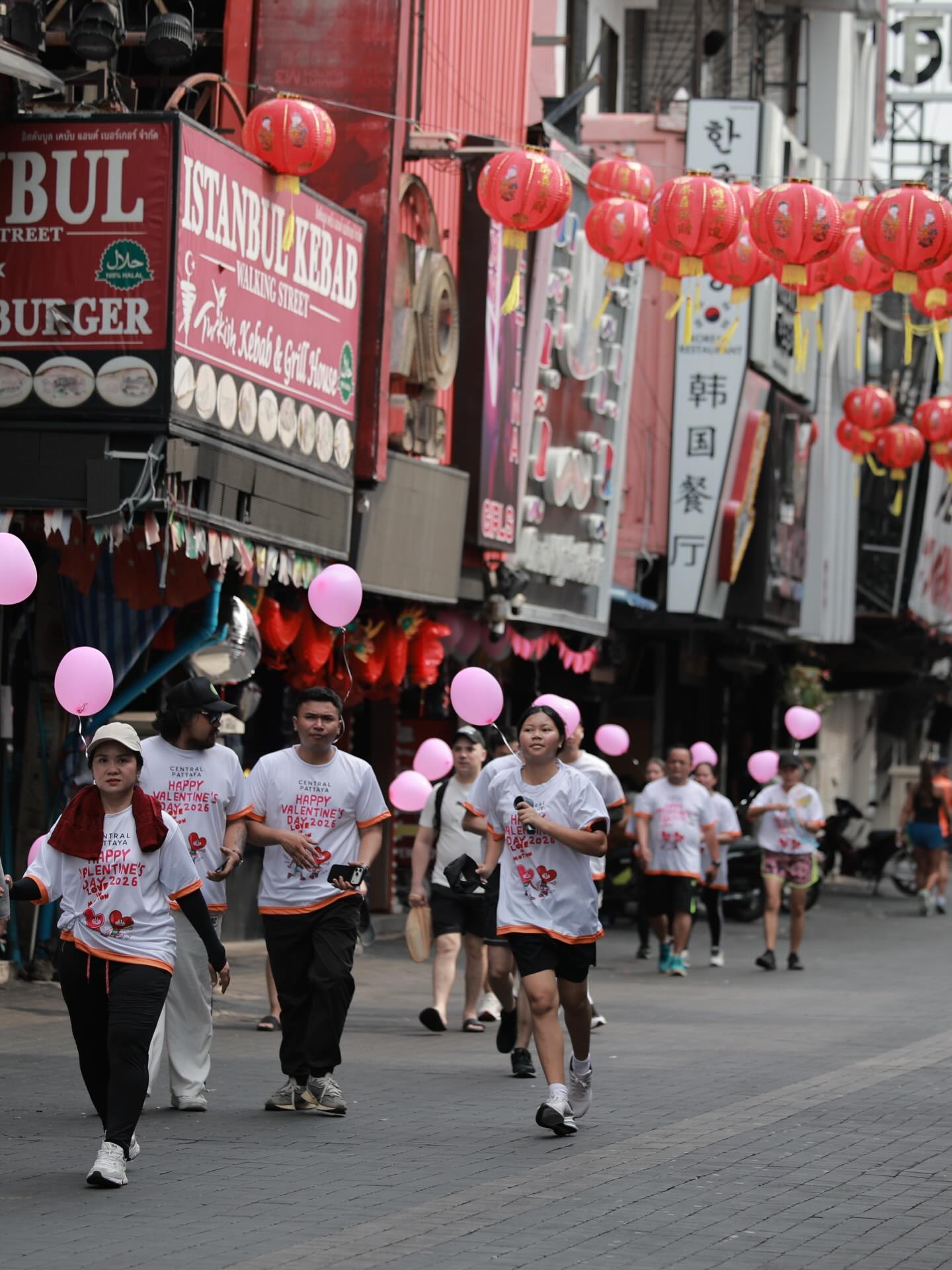 อั้ม - อธิชาติ ชุมนานนท์