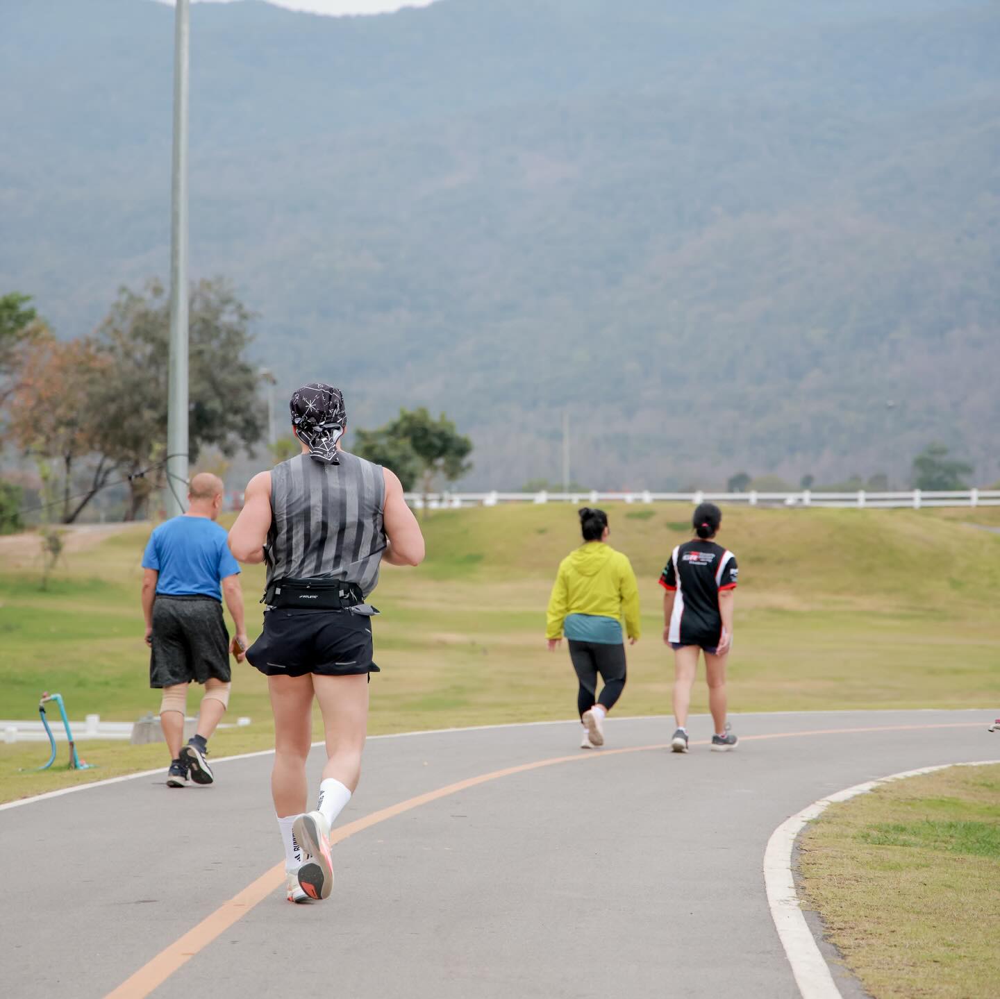 อั้ม - อธิชาติ ชุมนานนท์