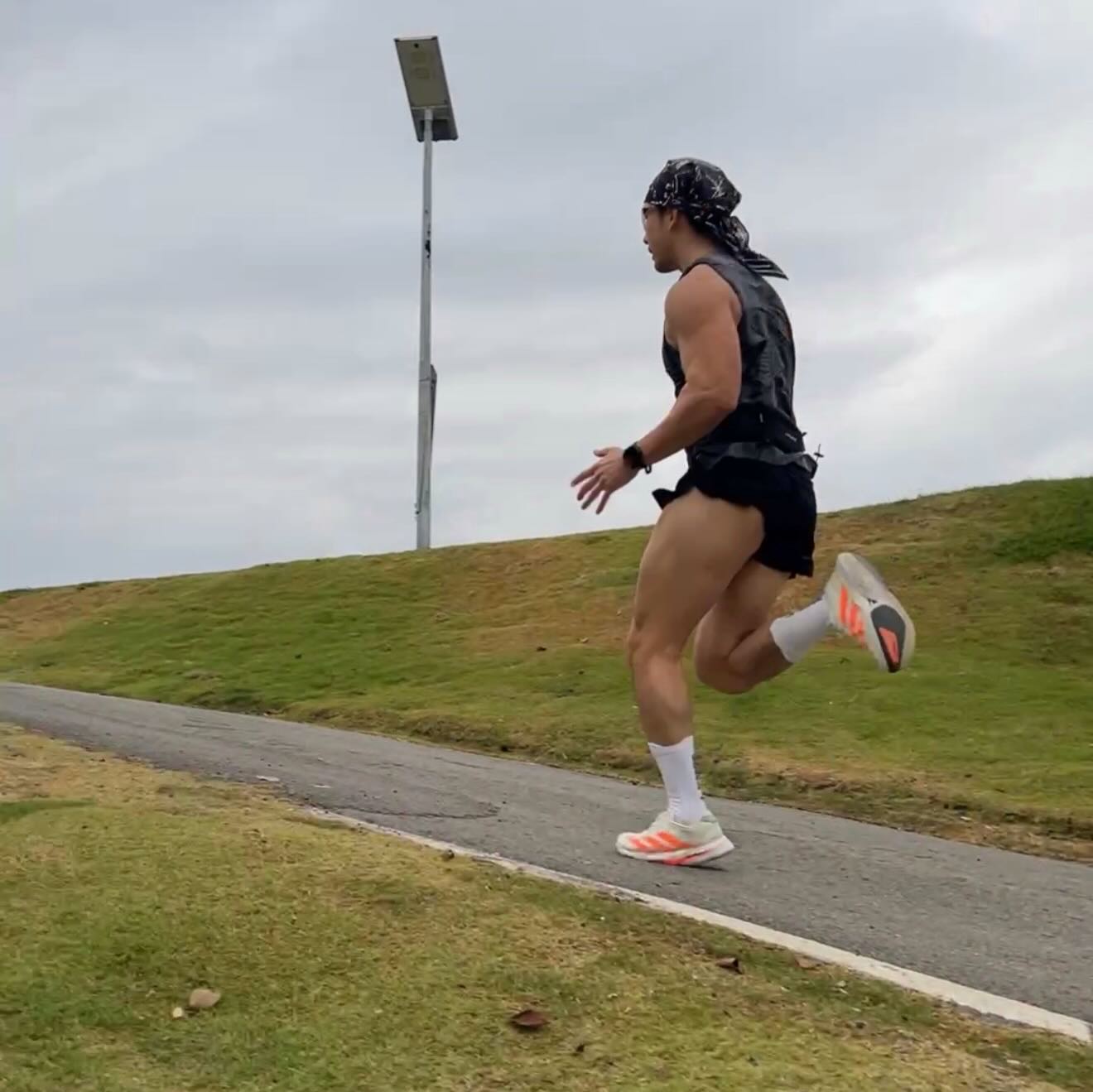 อั้ม - อธิชาติ ชุมนานนท์