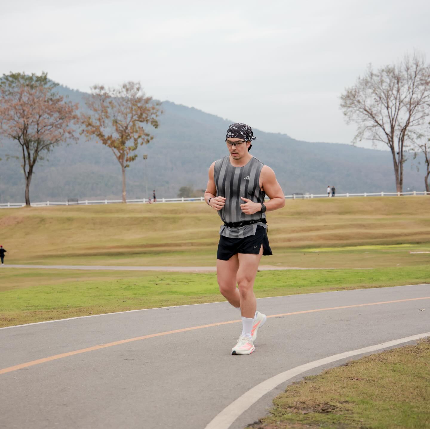 อั้ม - อธิชาติ ชุมนานนท์