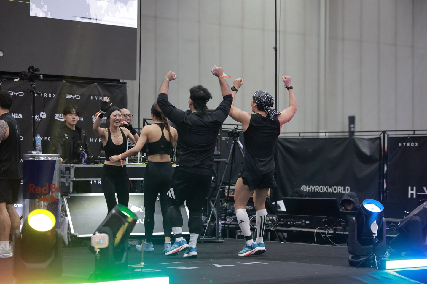 อั้ม - อธิชาติ ชุมนานนท์