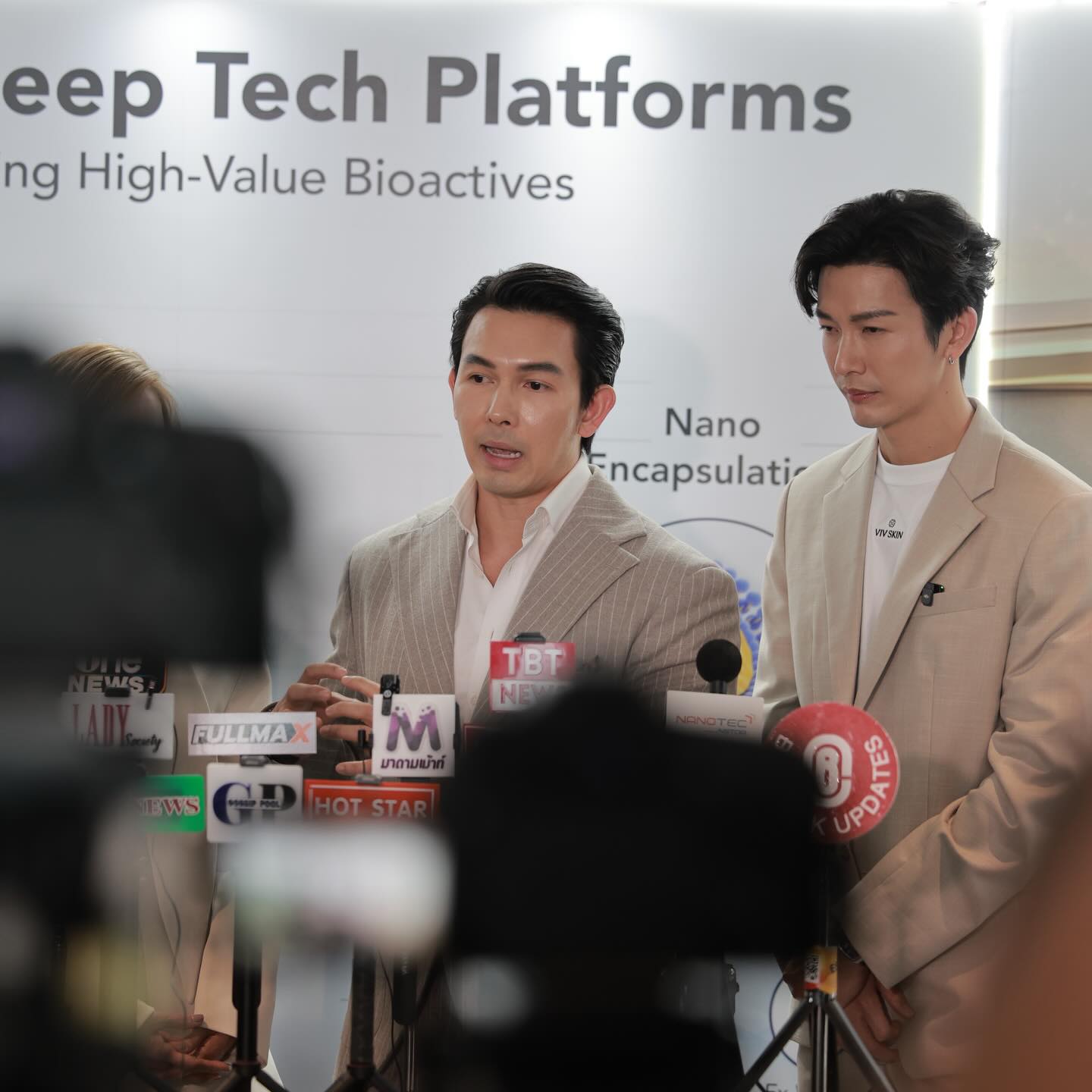 อั้ม - อธิชาติ ชุมนานนท์