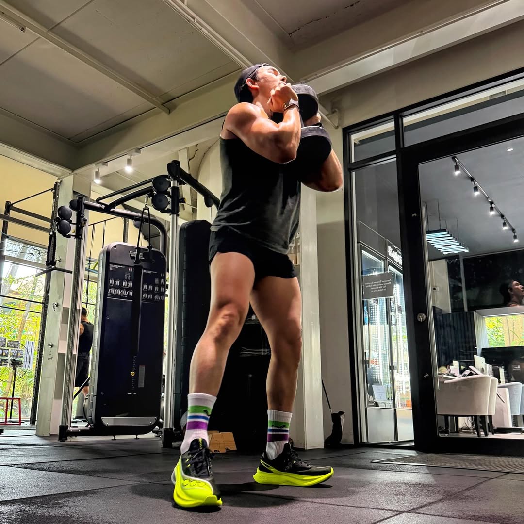 อั้ม - อธิชาติ ชุมนานนท์