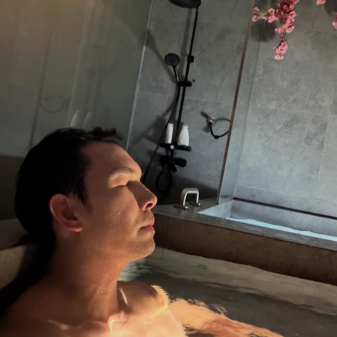 อั้ม - อธิชาติ ชุมนานนท์