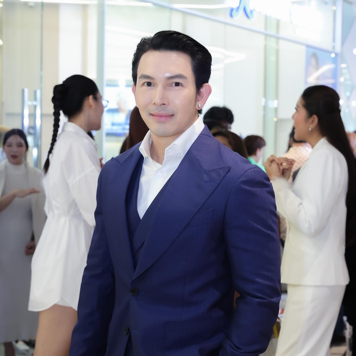 อั้ม - อธิชาติ ชุมนานนท์