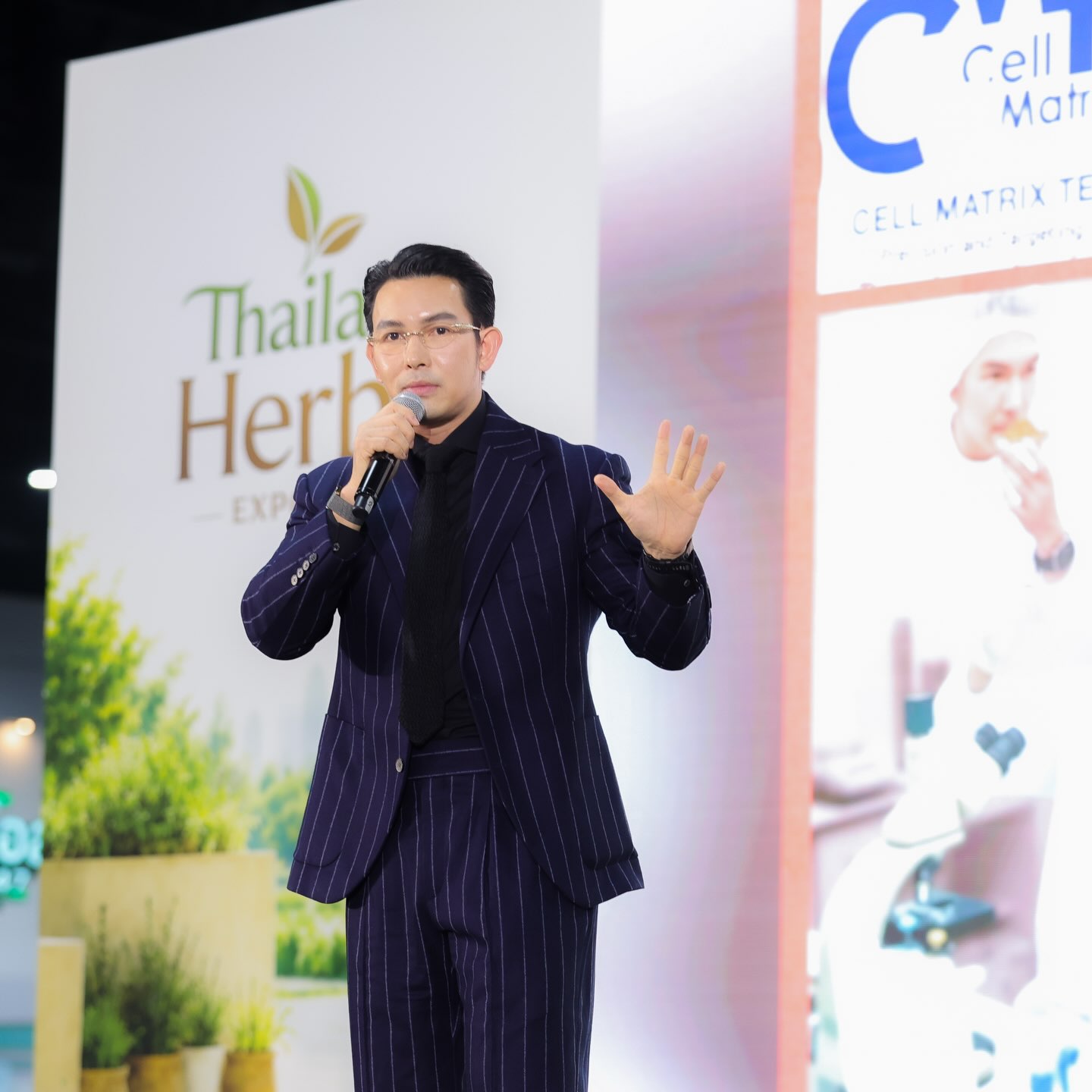 อั้ม - อธิชาติ ชุมนานนท์