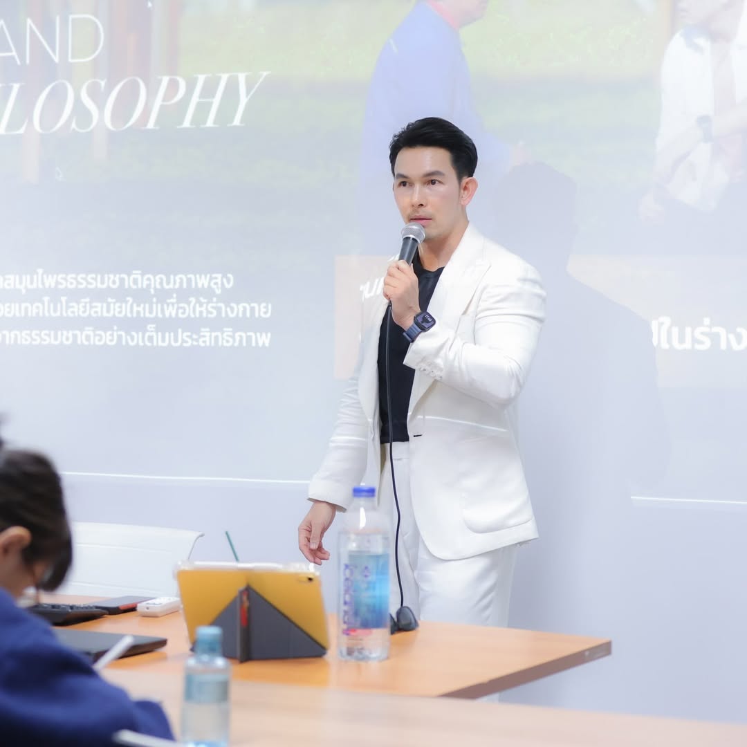อั้ม - อธิชาติ ชุมนานนท์