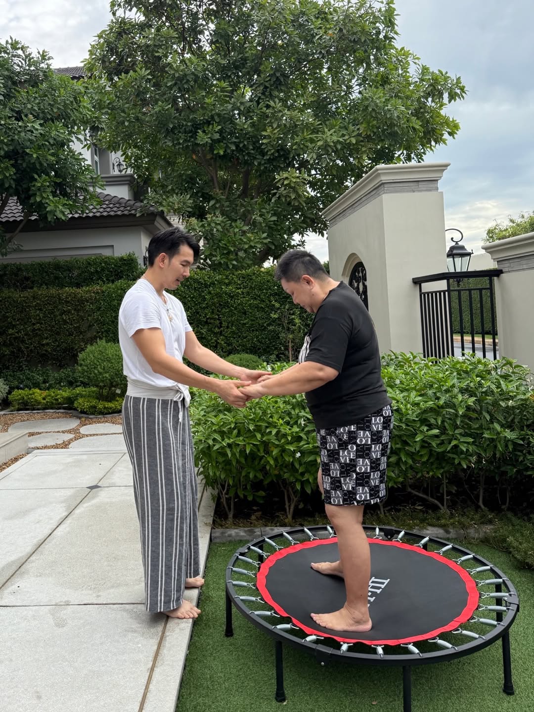 อั้ม - อธิชาติ ชุมนานนท์