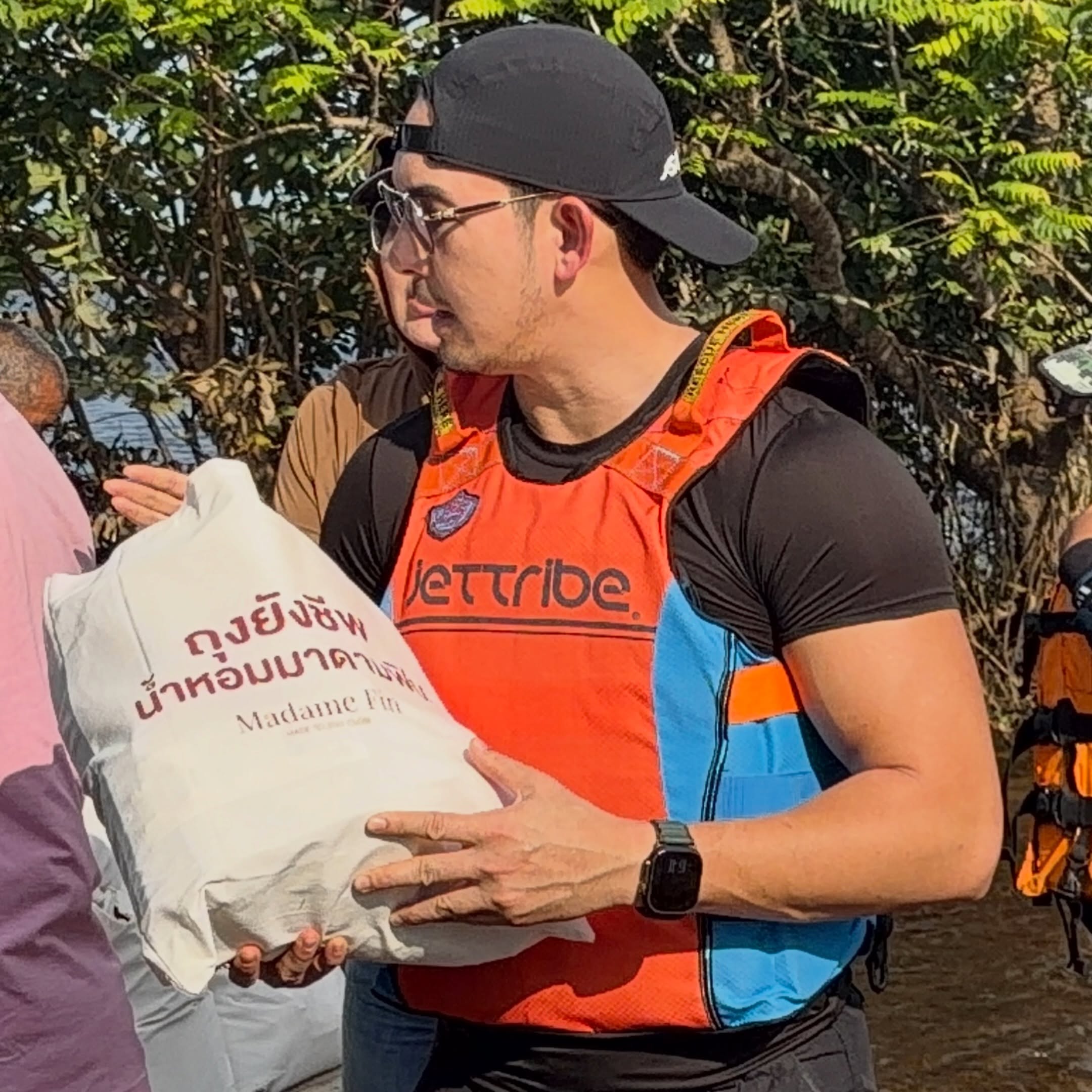 อั้ม - อธิชาติ ชุมนานนท์