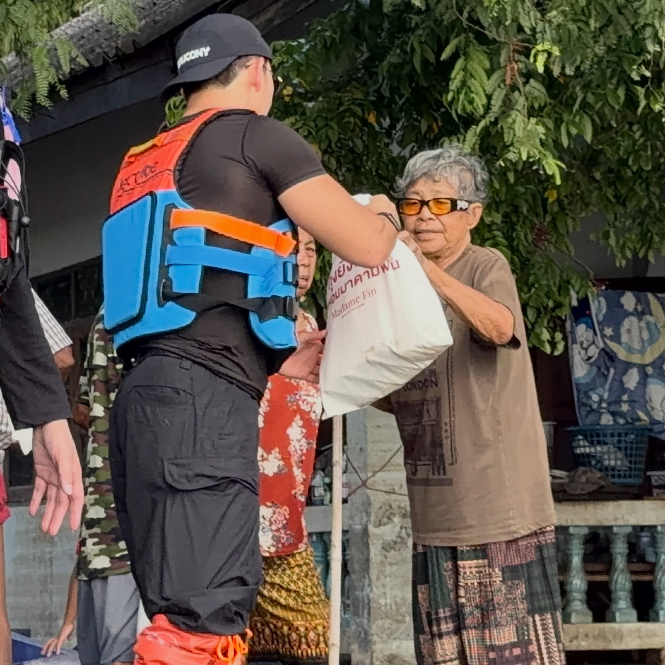อั้ม - อธิชาติ ชุมนานนท์