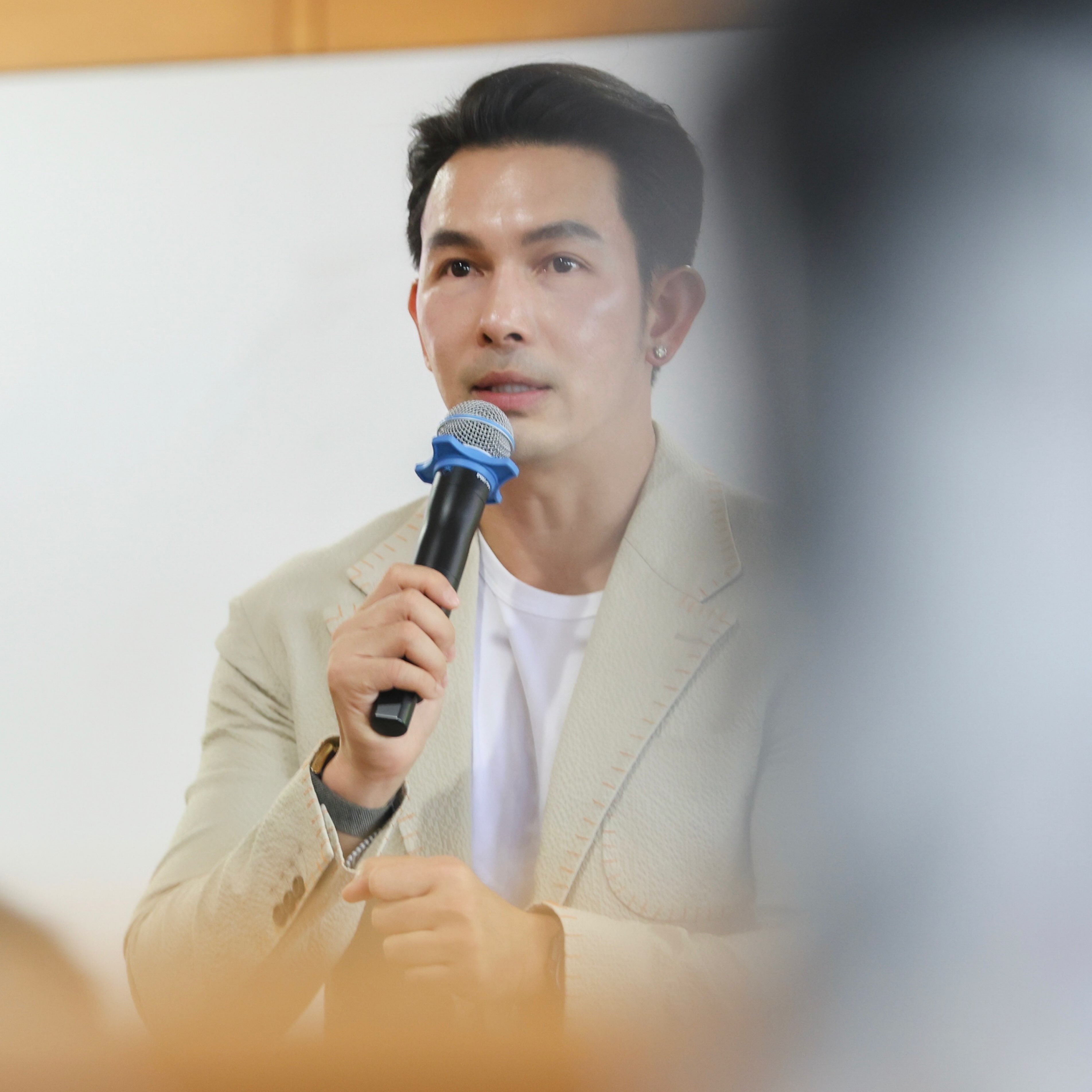 อั้ม - อธิชาติ ชุมนานนท์