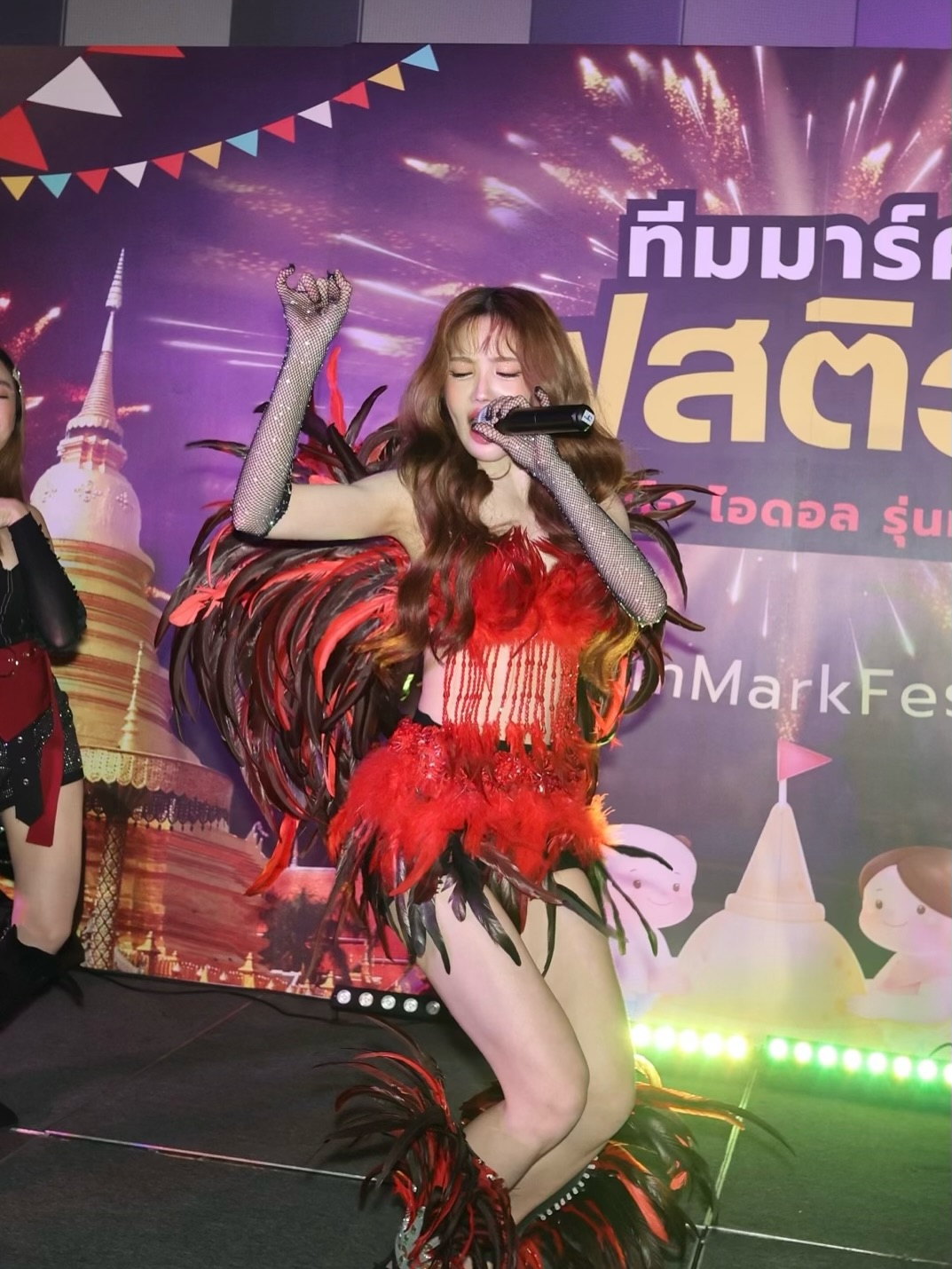 แกรนด์ - พรรณวรท ด้วยเศียรเกล้า