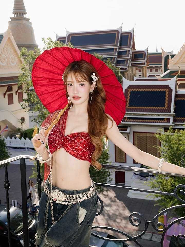 แกรนด์ - พรรณวรท ด้วยเศียรเกล้า